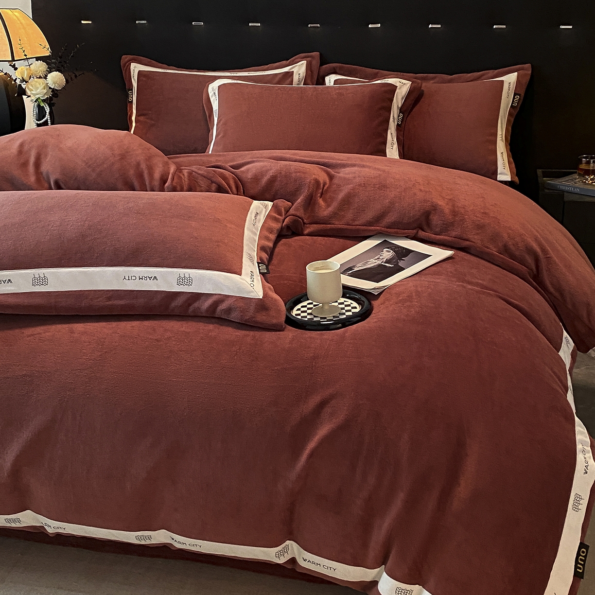 91家纺网 家纺一手货源 找家纺 （总）吾秀家居 2025新款简约织带款牛奶绒四件套-格调