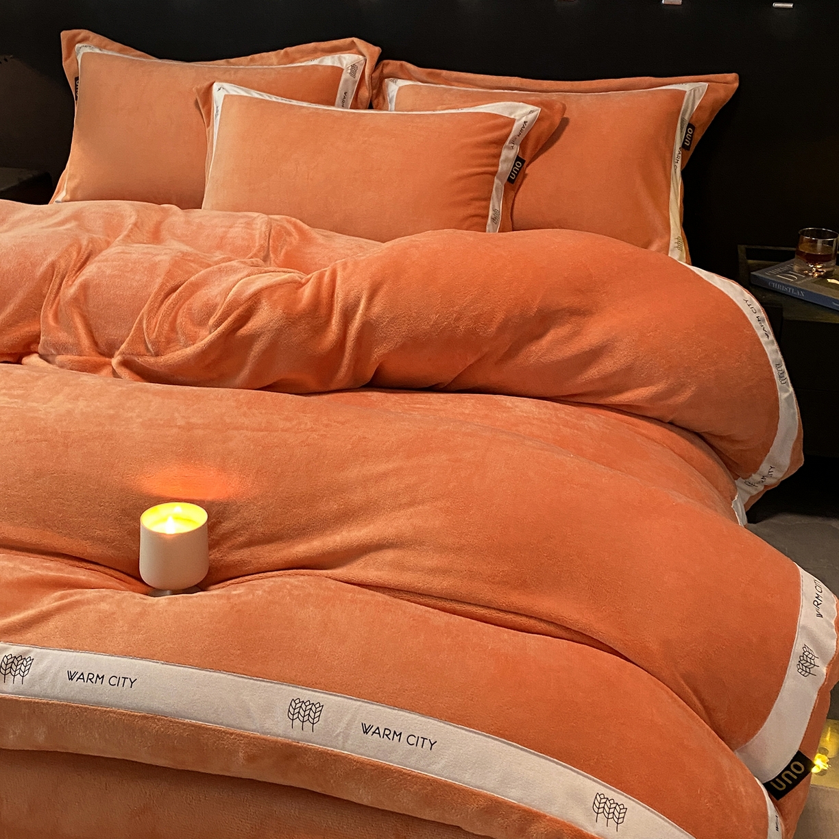 91家纺网 家纺一手货源 找家纺 吾秀家居 2025新款简约织带款牛奶绒四件套-格调 格调-桔色