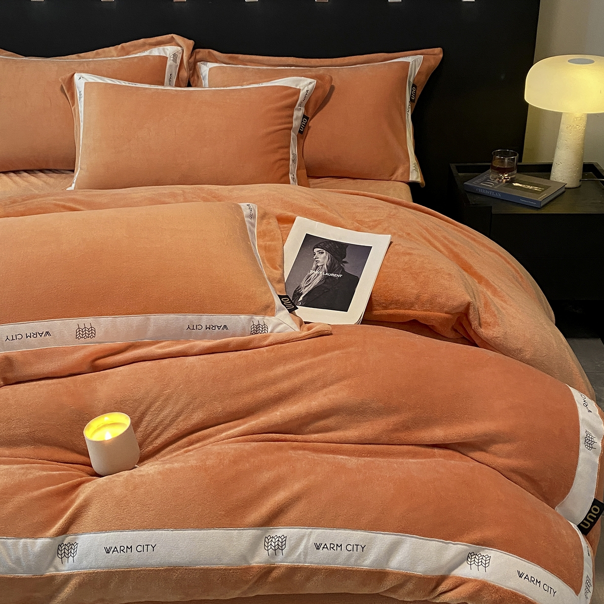 91家纺网 家纺一手货源 找家纺 吾秀家居 2025新款简约织带款牛奶绒四件套-格调 格调-桔色