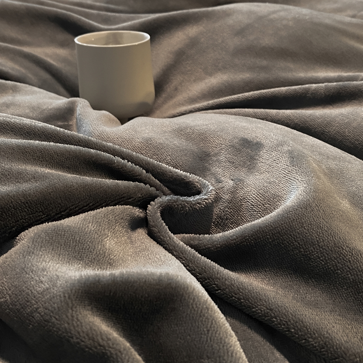 91家纺网 家纺一手货源 找家纺 吾秀家居 2025新款简约织带款牛奶绒四件套-格调 格调-深灰