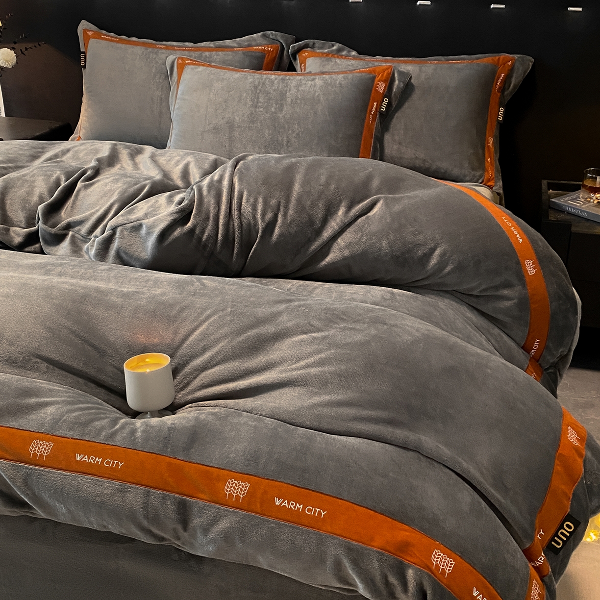 91家纺网 家纺一手货源 找家纺 吾秀家居 2025新款简约织带款牛奶绒四件套-格调 格调-深灰