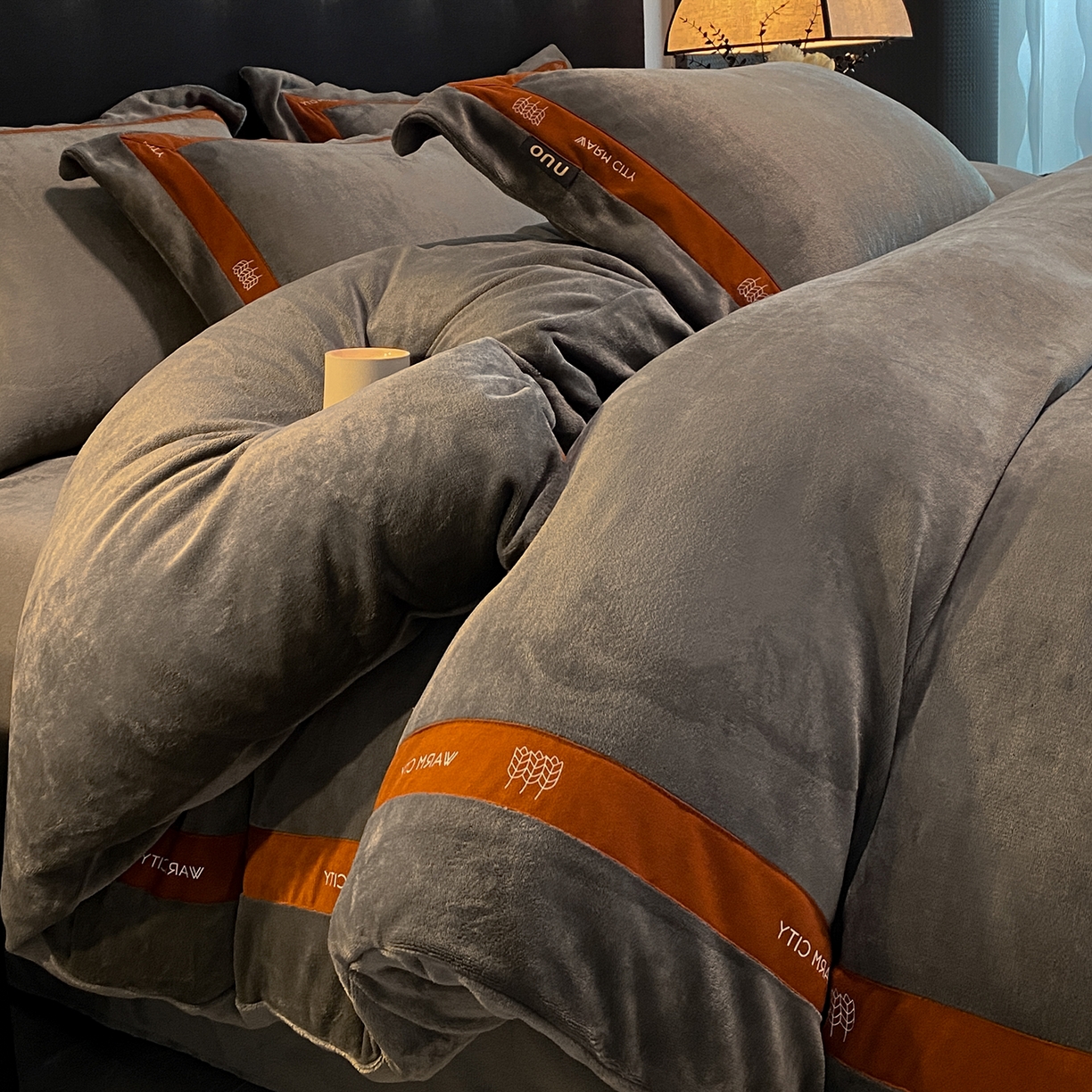 91家纺网 家纺一手货源 找家纺 吾秀家居 2025新款简约织带款牛奶绒四件套-格调 格调-深灰