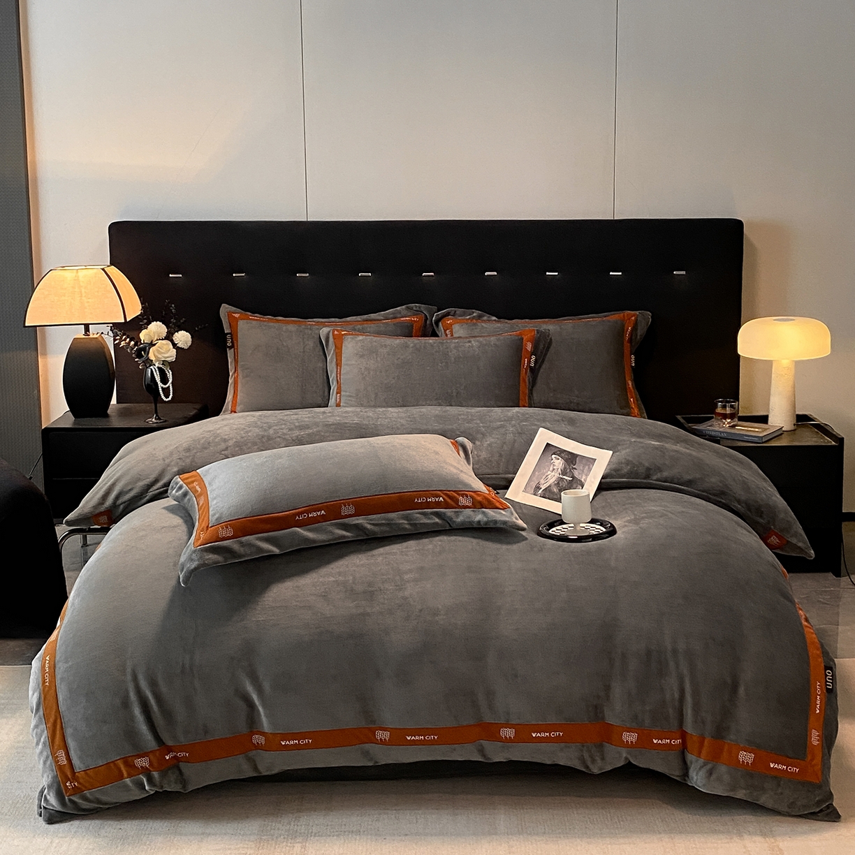 91家纺网 家纺一手货源 找家纺 吾秀家居 2025新款简约织带款牛奶绒四件套-格调 格调-深灰