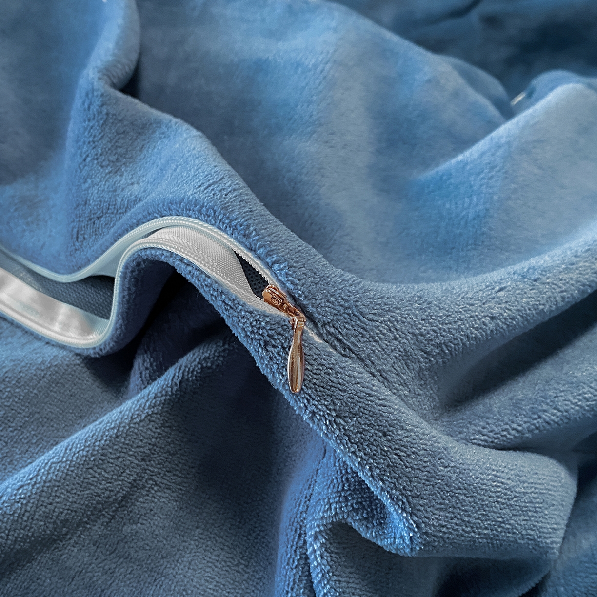 91家纺网 家纺一手货源 找家纺 吾秀家居 2025新款简约织带款牛奶绒四件套-格调 格调-景泰蓝