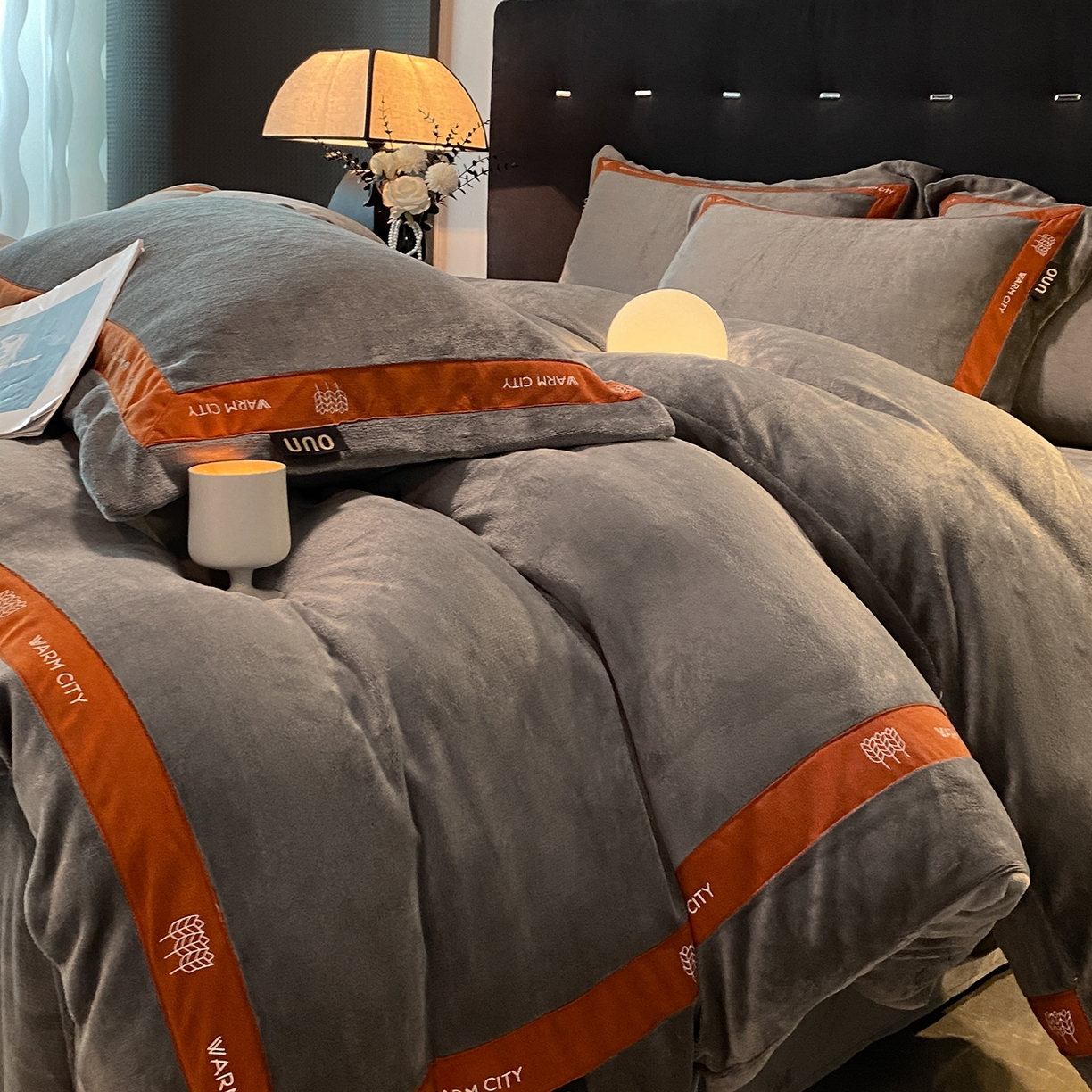 91家纺网 家纺一手货源 找家纺 吾秀家居 2025新款简约织带款牛奶绒四件套-格调 格调-深灰