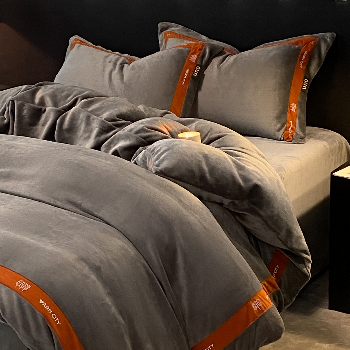 91家纺网 家纺一手货源 找家纺 吾秀家居 2025新款简约织带款牛奶绒四件套-格调 格调-深灰