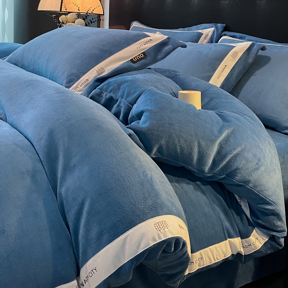 91家纺网 家纺一手货源 找家纺 吾秀家居 2025新款简约织带款牛奶绒四件套-格调 格调-景泰蓝