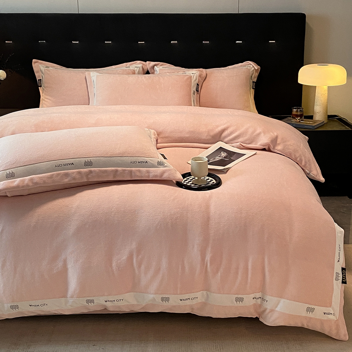 91家纺网 家纺一手货源 找家纺 吾秀家居 2025新款简约织带款牛奶绒四件套-格调 格调-悠粉