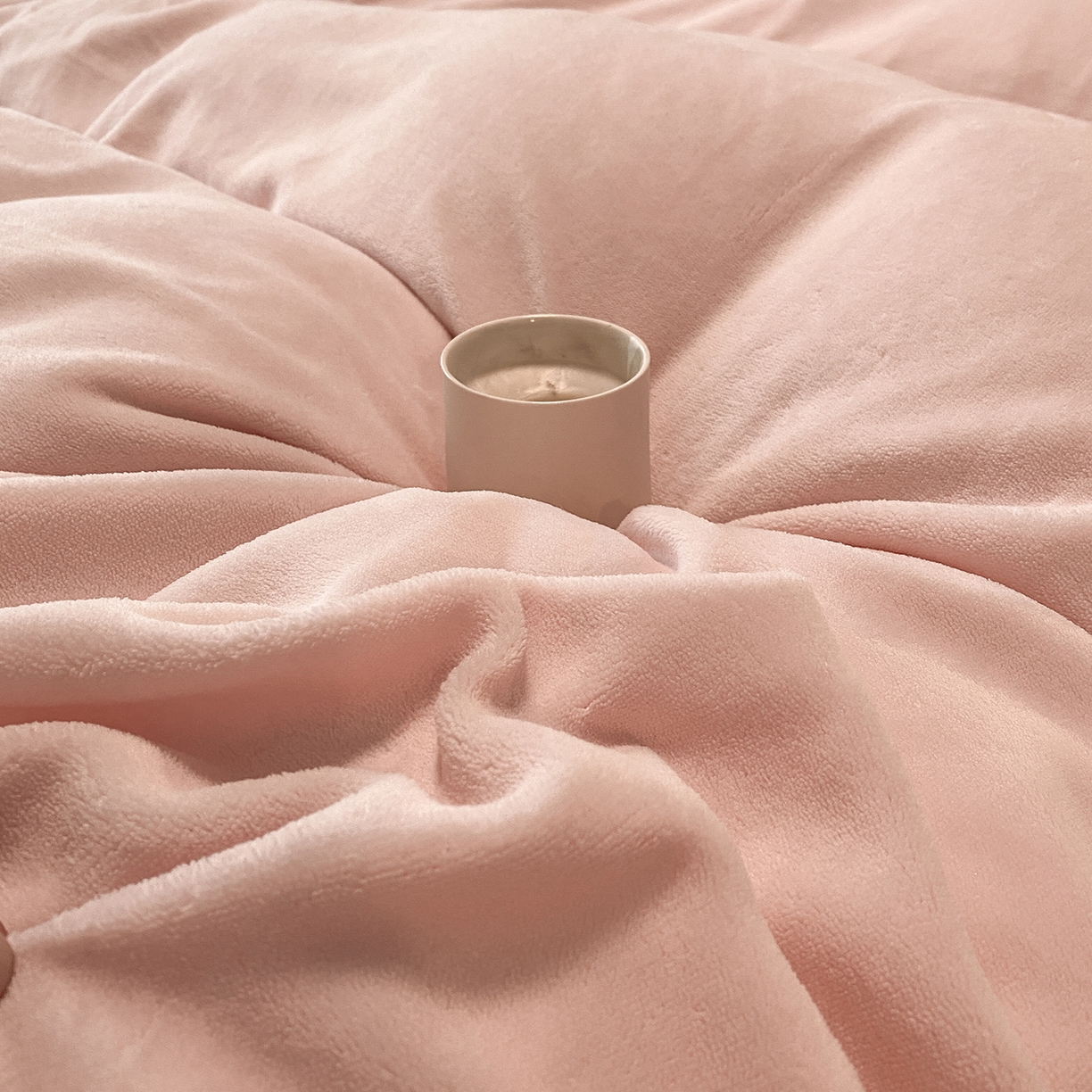 91家纺网 家纺一手货源 找家纺 吾秀家居 2025新款简约织带款牛奶绒四件套-格调 格调-悠粉