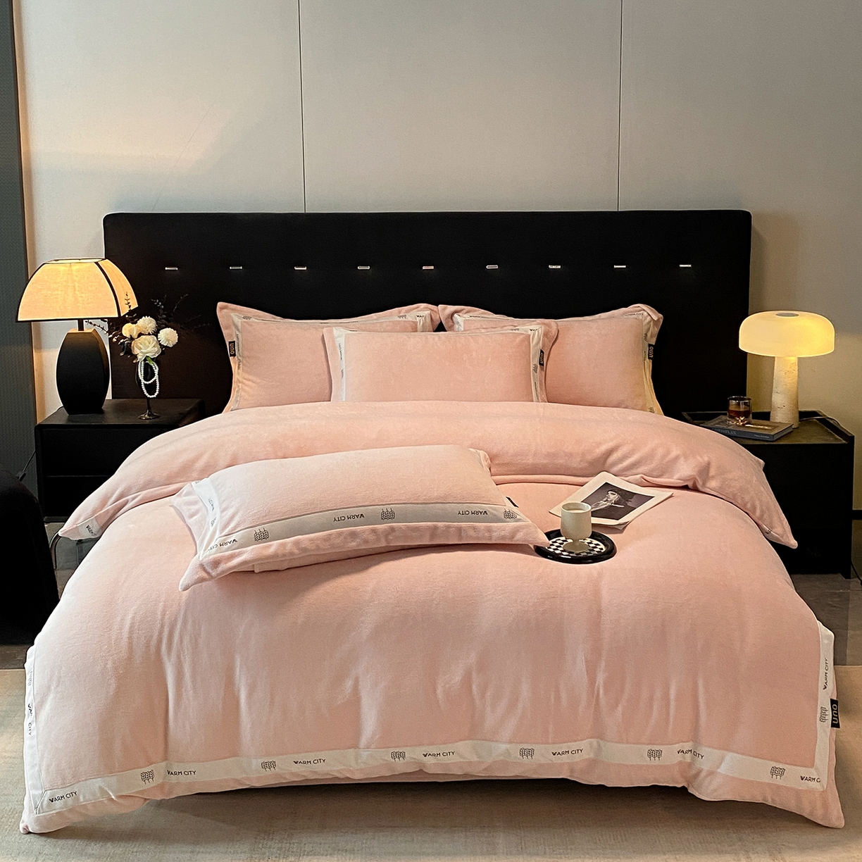 91家纺网 家纺一手货源 找家纺 吾秀家居 2025新款简约织带款牛奶绒四件套-格调 格调-悠粉