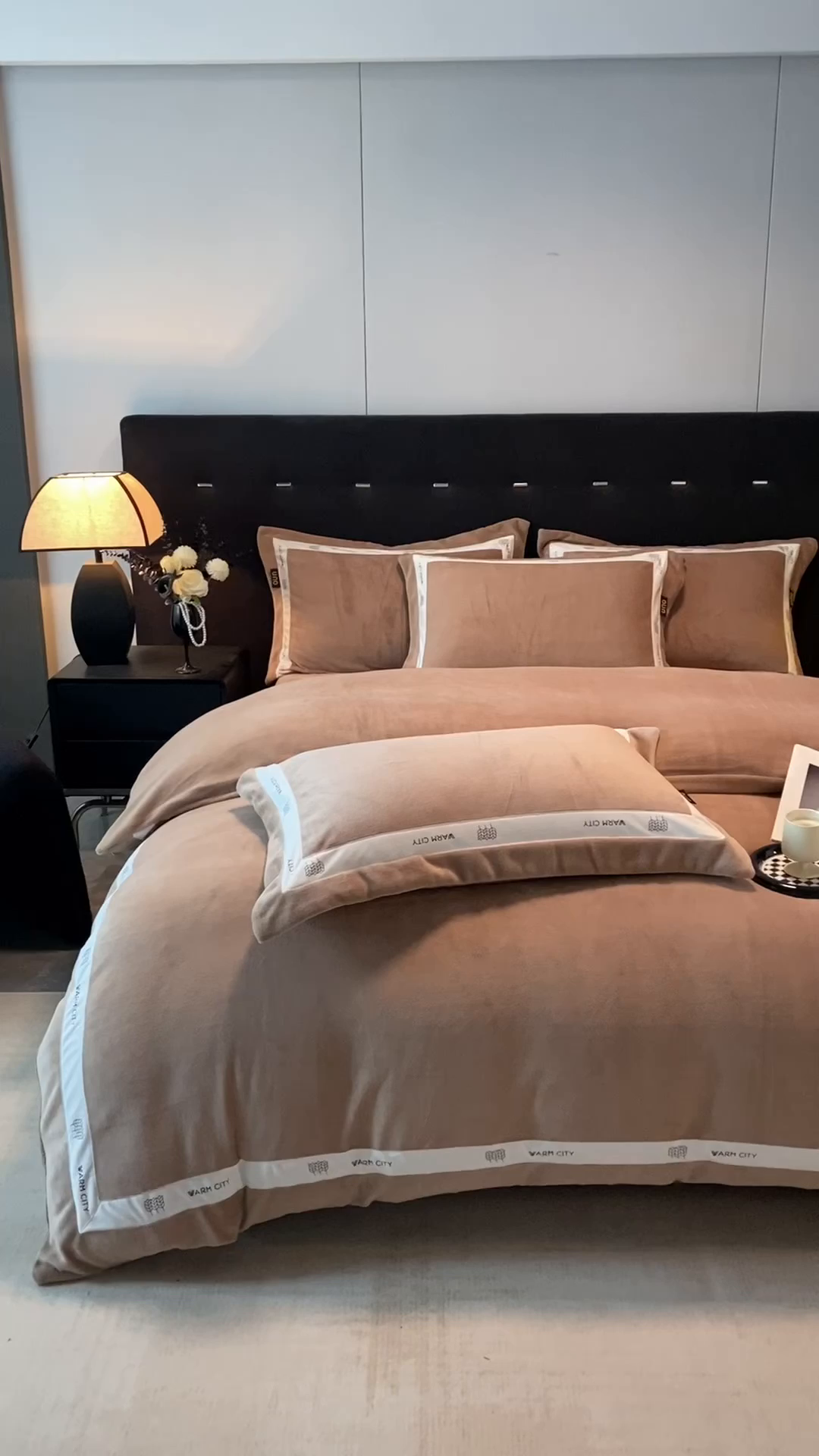 91家纺网 家纺一手货源 找家纺 吾秀家居 2025新款简约织带款牛奶绒四件套-格调 格调-橡木棕