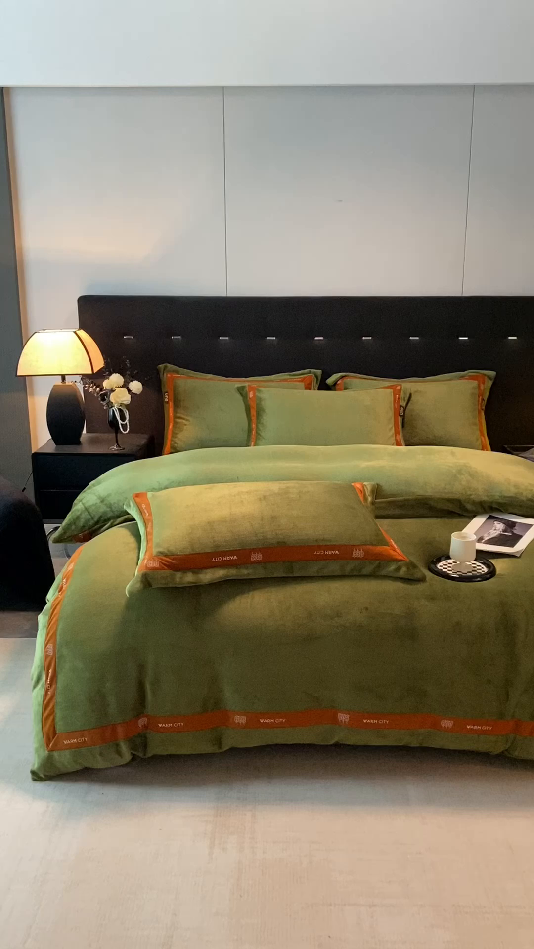 91家纺网 家纺一手货源 找家纺 （总）吾秀家居 2025新款简约织带款牛奶绒四件套-格调