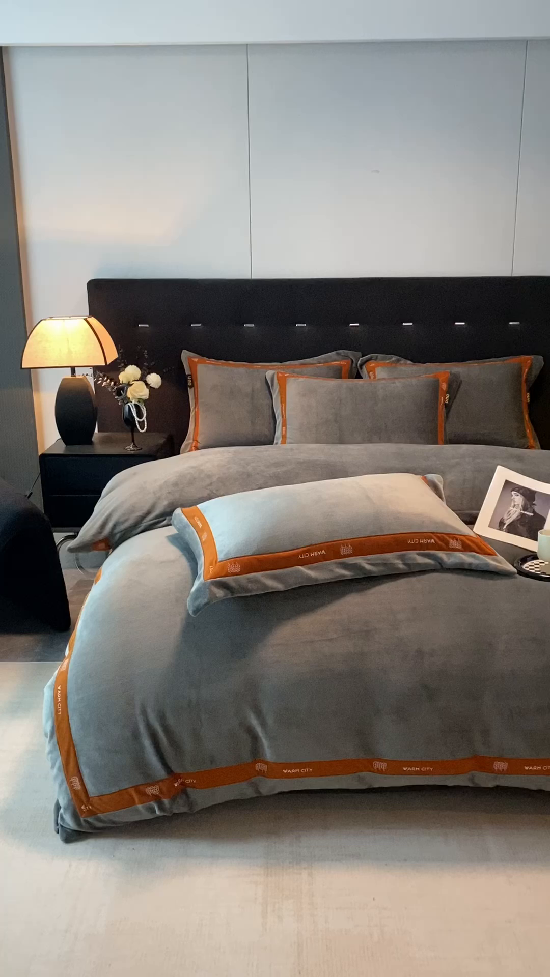 91家纺网 家纺一手货源 找家纺 吾秀家居 2025新款简约织带款牛奶绒四件套-格调 格调-深灰