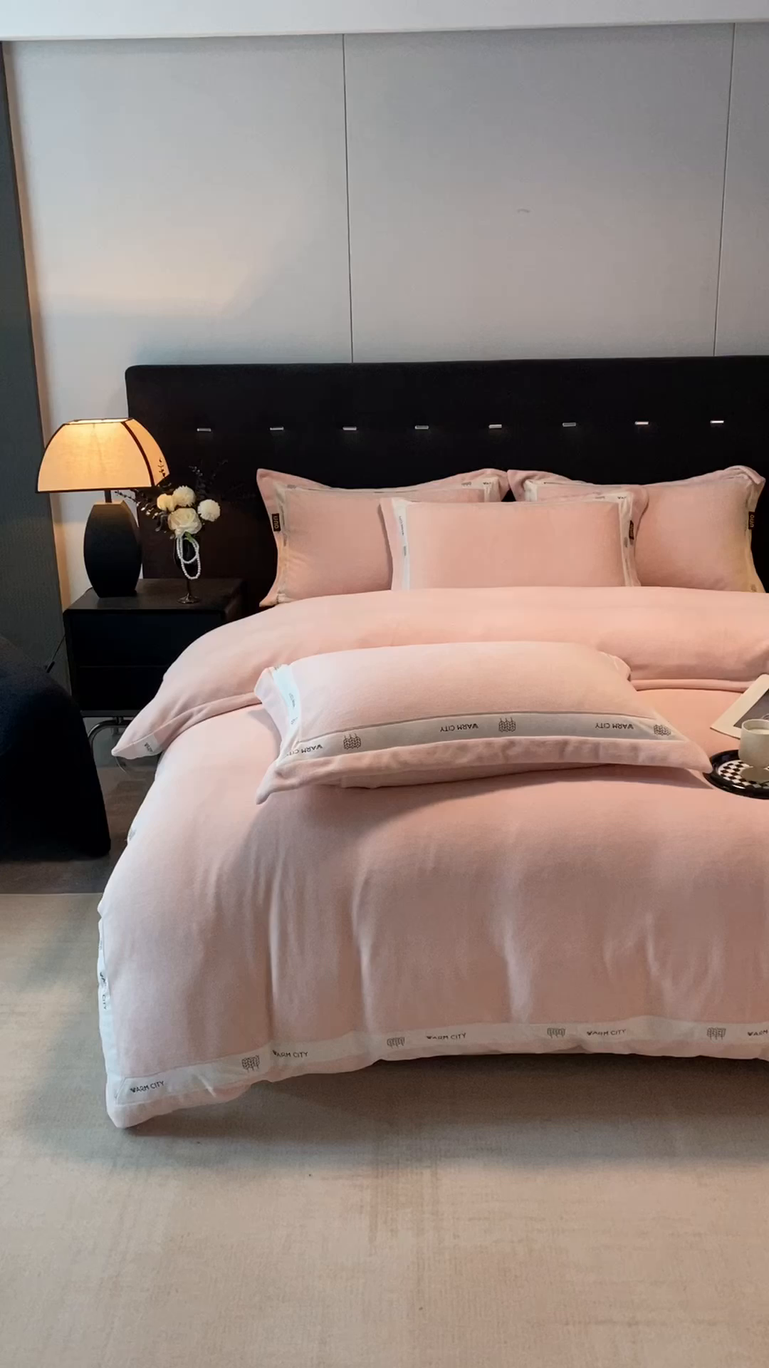 91家纺网 家纺一手货源 找家纺 吾秀家居 2025新款简约织带款牛奶绒四件套-格调 格调-悠粉