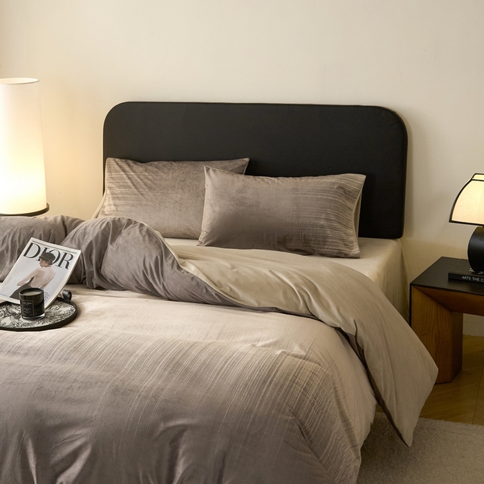 91家纺网 家纺一手货源 找家纺 ONE TWO ONE 121 2025秋冬新款牛奶绒德芙绒宝宝绒婴儿绒短毛绒四件套床单被套 光辉岁月-咖