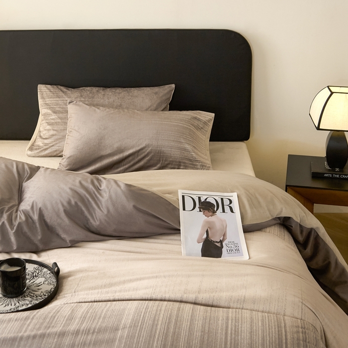 91家纺网 家纺一手货源 找家纺 ONE TWO ONE 121 2025秋冬新款牛奶绒德芙绒宝宝绒婴儿绒短毛绒四件套床单被套 光辉岁月-咖