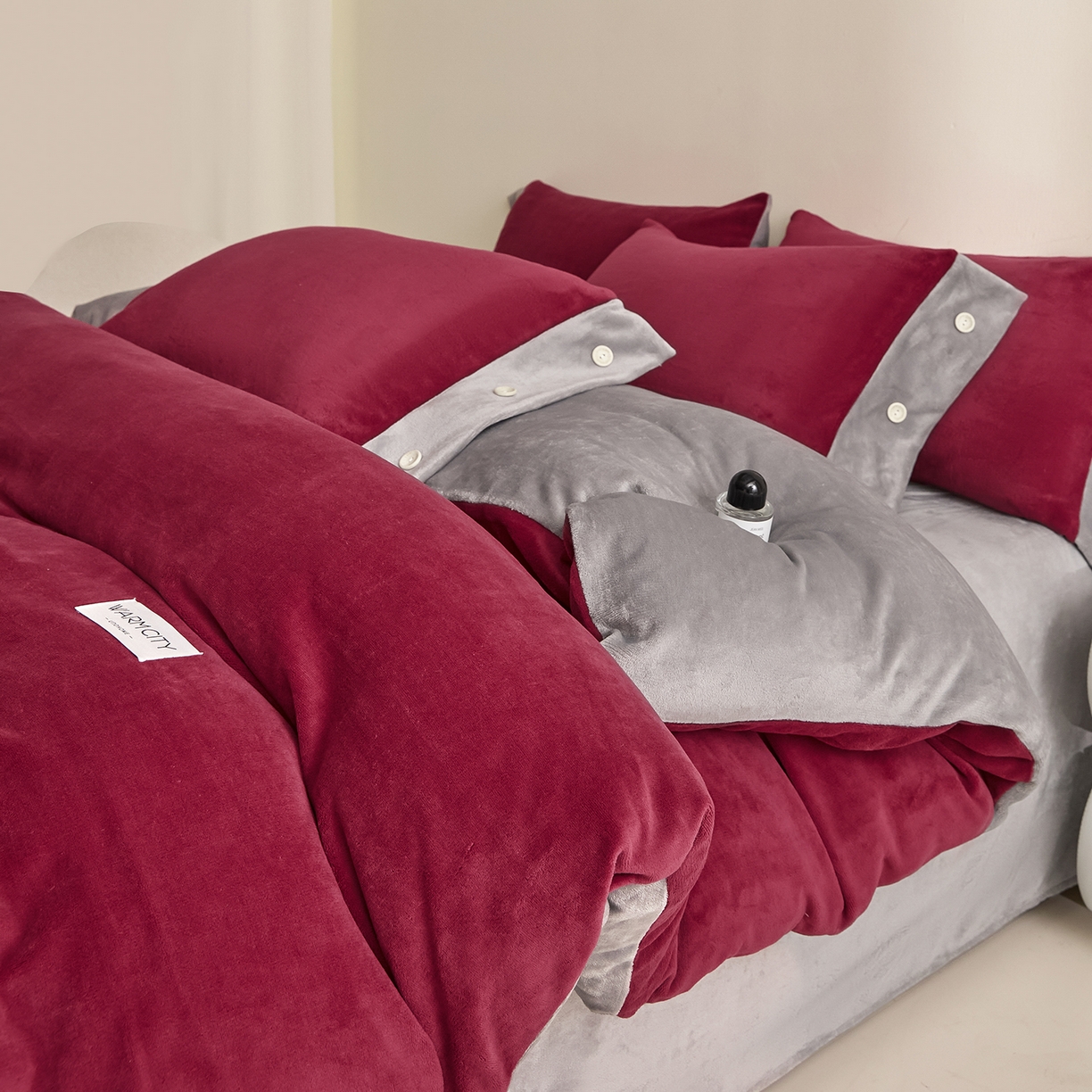 91家纺网 家纺一手货源 找家纺 绒城 2025秋冬新款撞色纽扣边牛奶绒四件套-纽扣 纽扣-酒红色