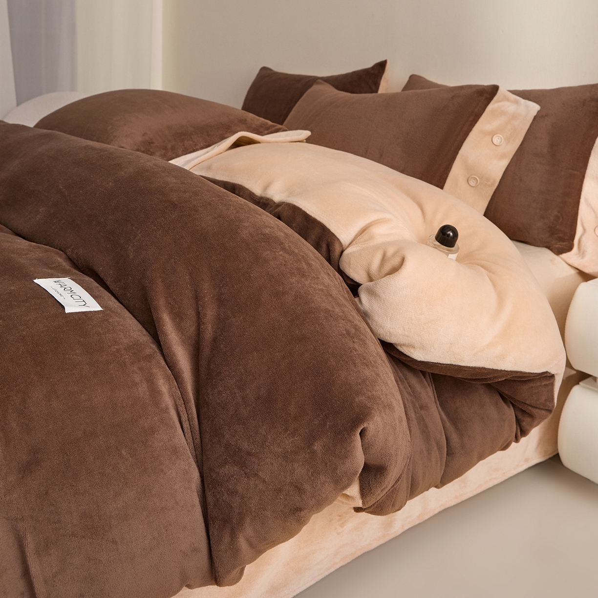 91家纺网 家纺一手货源 找家纺 （总）绒城 2025秋冬新款撞色纽扣边牛奶绒四件套-纽扣