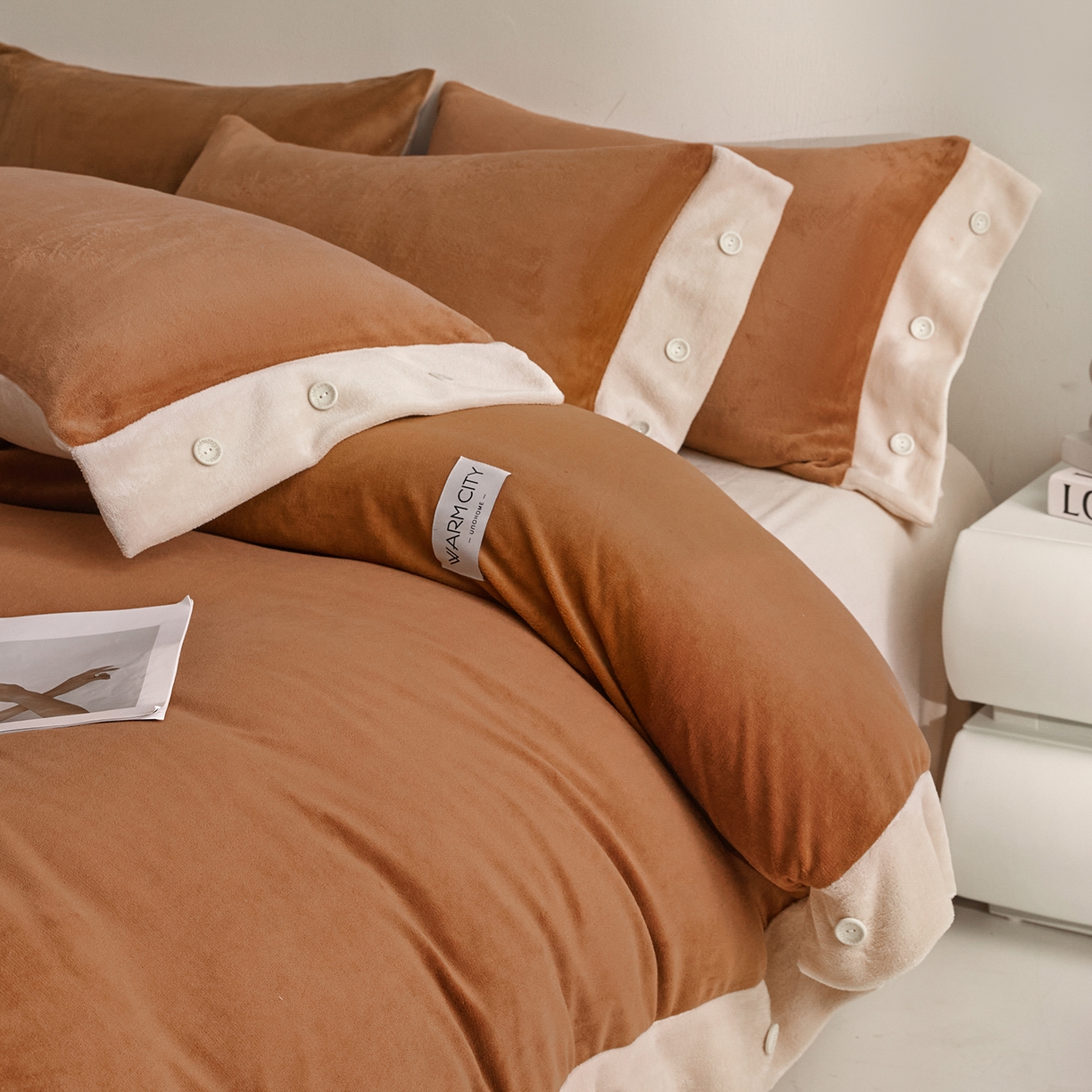 91家纺网 家纺一手货源 找家纺 绒城 2025秋冬新款撞色纽扣边牛奶绒四件套-纽扣 纽扣-唐茶色