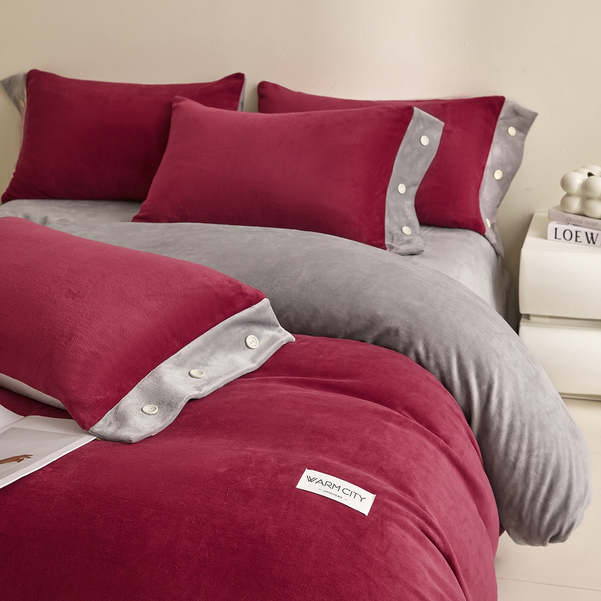 91家纺网 家纺一手货源 找家纺 绒城 2025秋冬新款撞色纽扣边牛奶绒四件套-纽扣 纽扣-酒红色