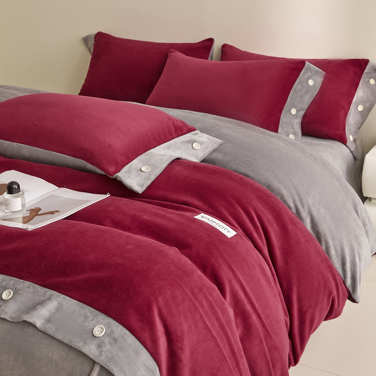 91家纺网 家纺一手货源 找家纺 绒城 2025秋冬新款撞色纽扣边牛奶绒四件套-纽扣 纽扣-酒红色
