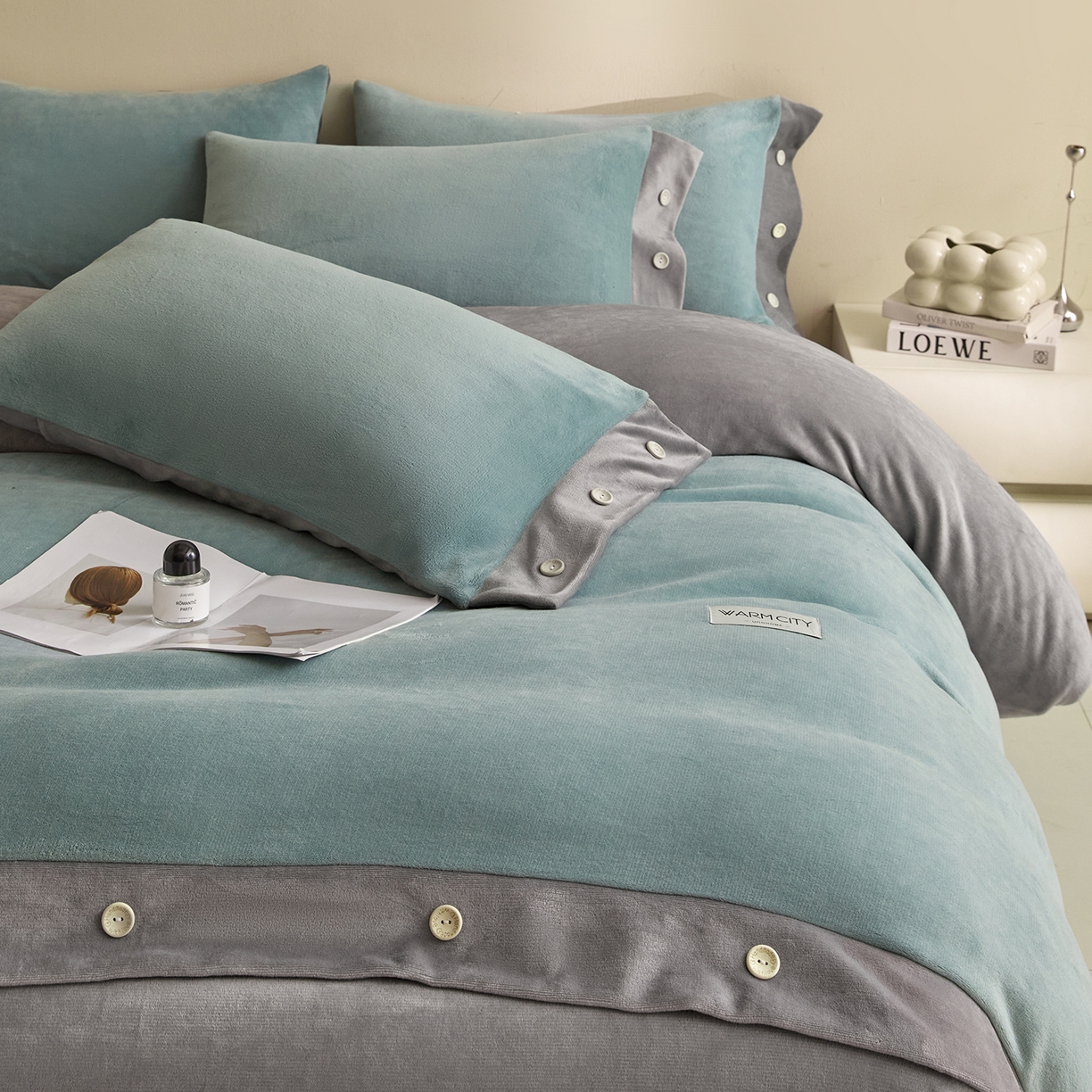 91家纺网 家纺一手货源 找家纺 （总）绒城 2025秋冬新款撞色纽扣边牛奶绒四件套-纽扣