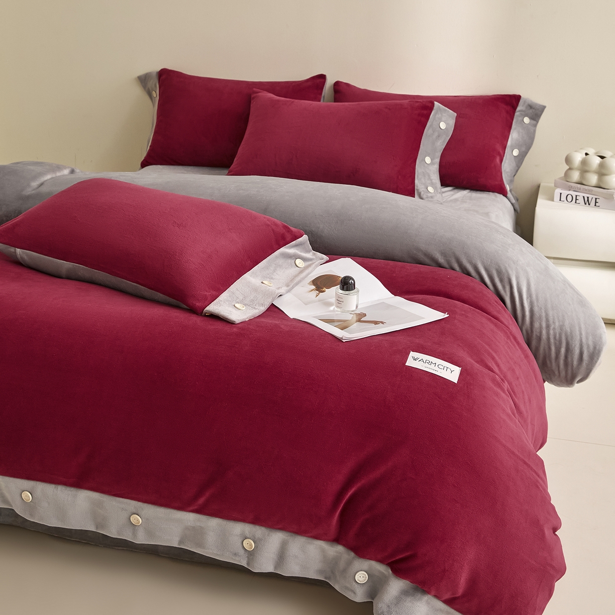 91家纺网 家纺一手货源 找家纺 绒城 2025秋冬新款撞色纽扣边牛奶绒四件套-纽扣 纽扣-酒红色