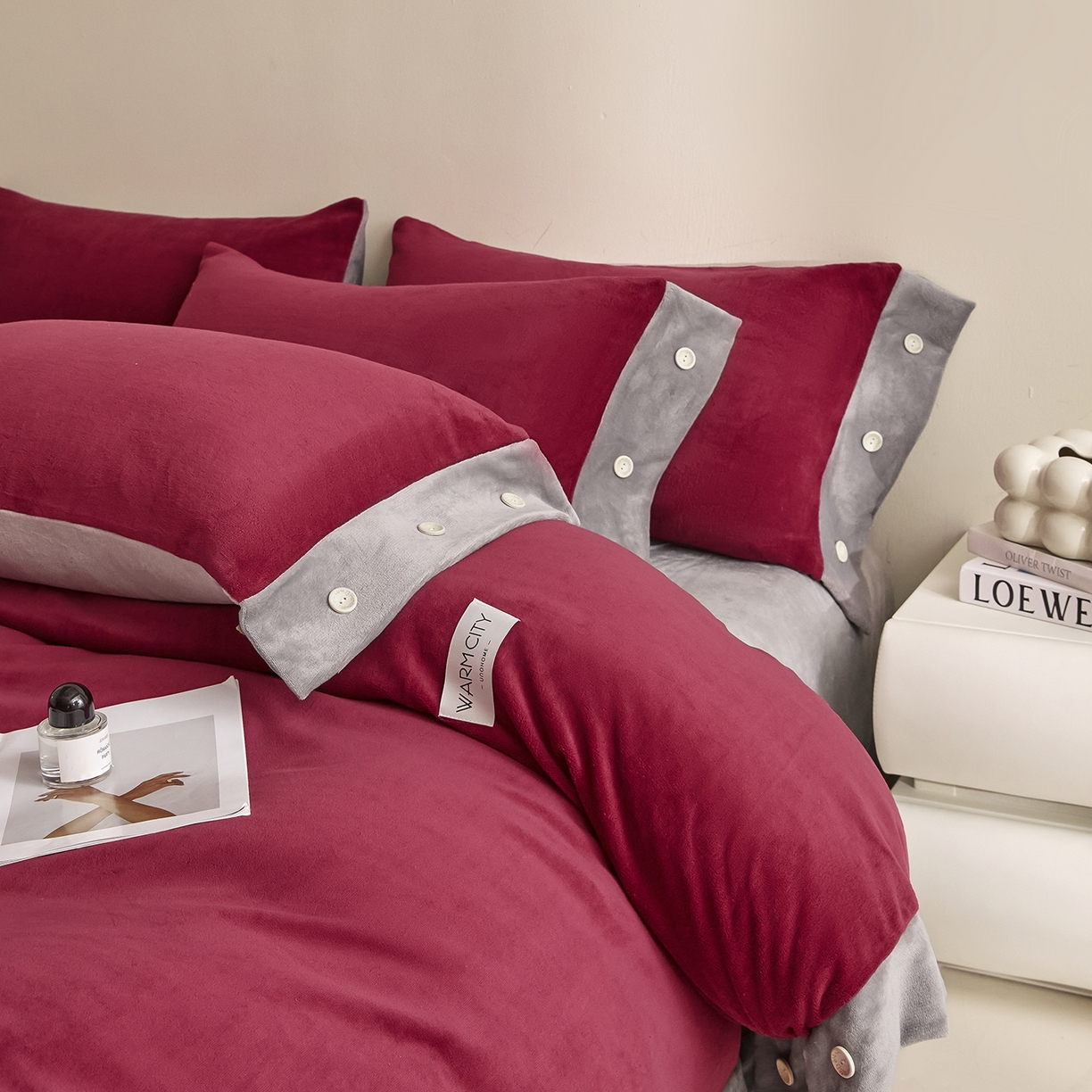 91家纺网 家纺一手货源 找家纺 绒城 2025秋冬新款撞色纽扣边牛奶绒四件套-纽扣 纽扣-酒红色