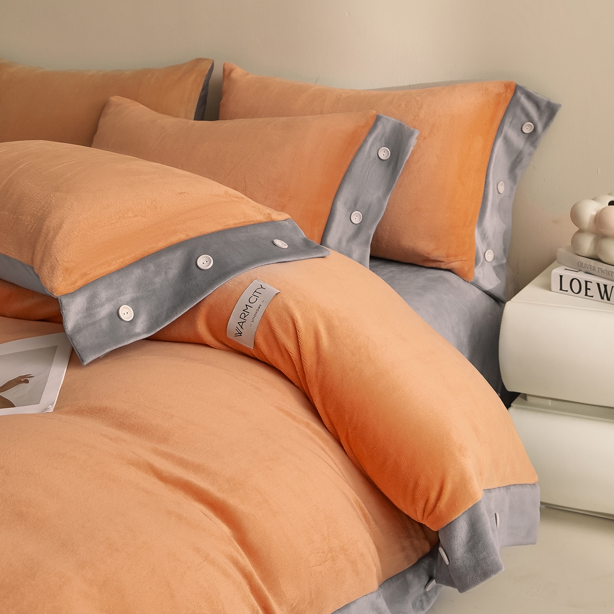 91家纺网 家纺一手货源 找家纺 绒城 2025秋冬新款撞色纽扣边牛奶绒四件套-纽扣 纽扣-桔色