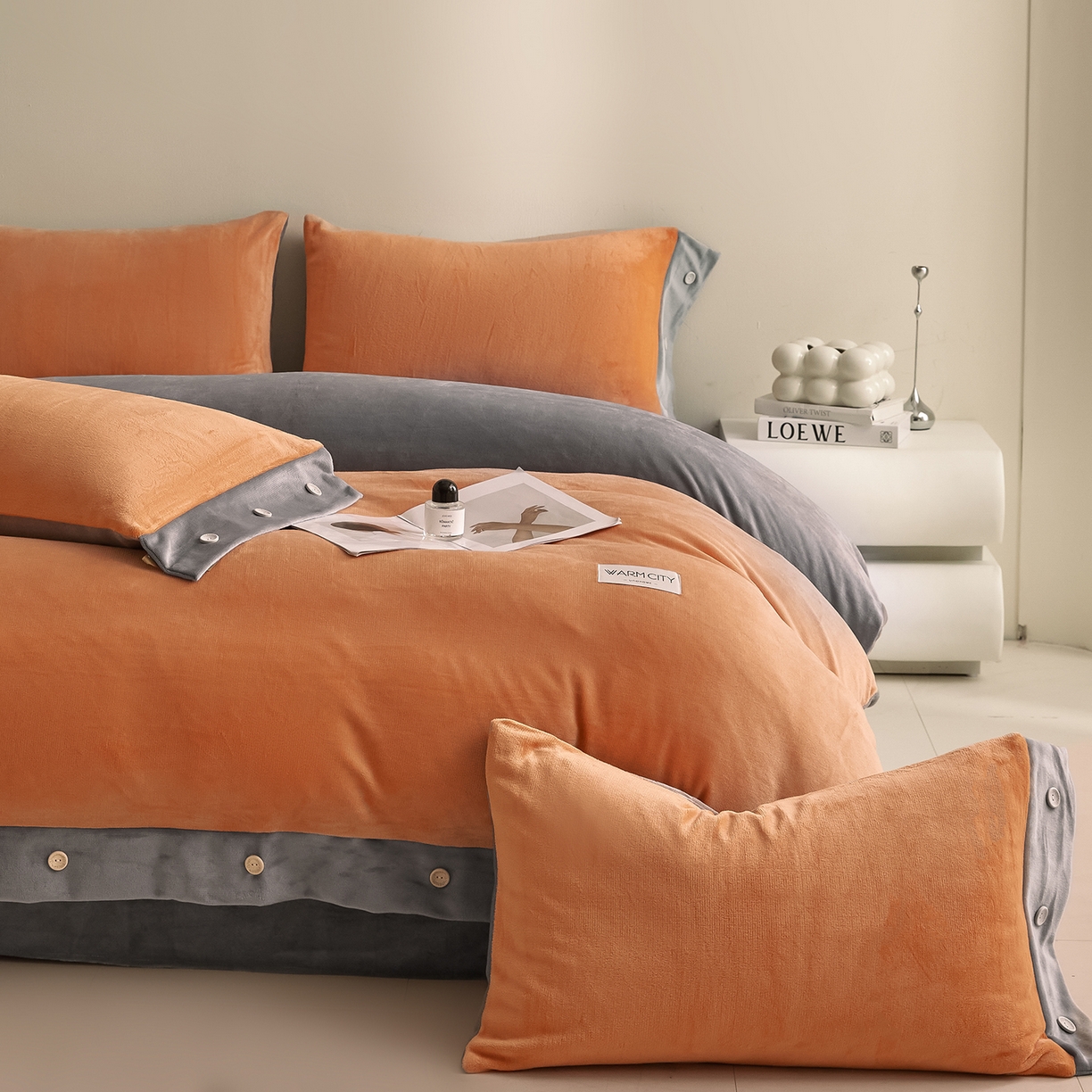 91家纺网 家纺一手货源 找家纺 绒城 2025秋冬新款撞色纽扣边牛奶绒四件套-纽扣 纽扣-桔色