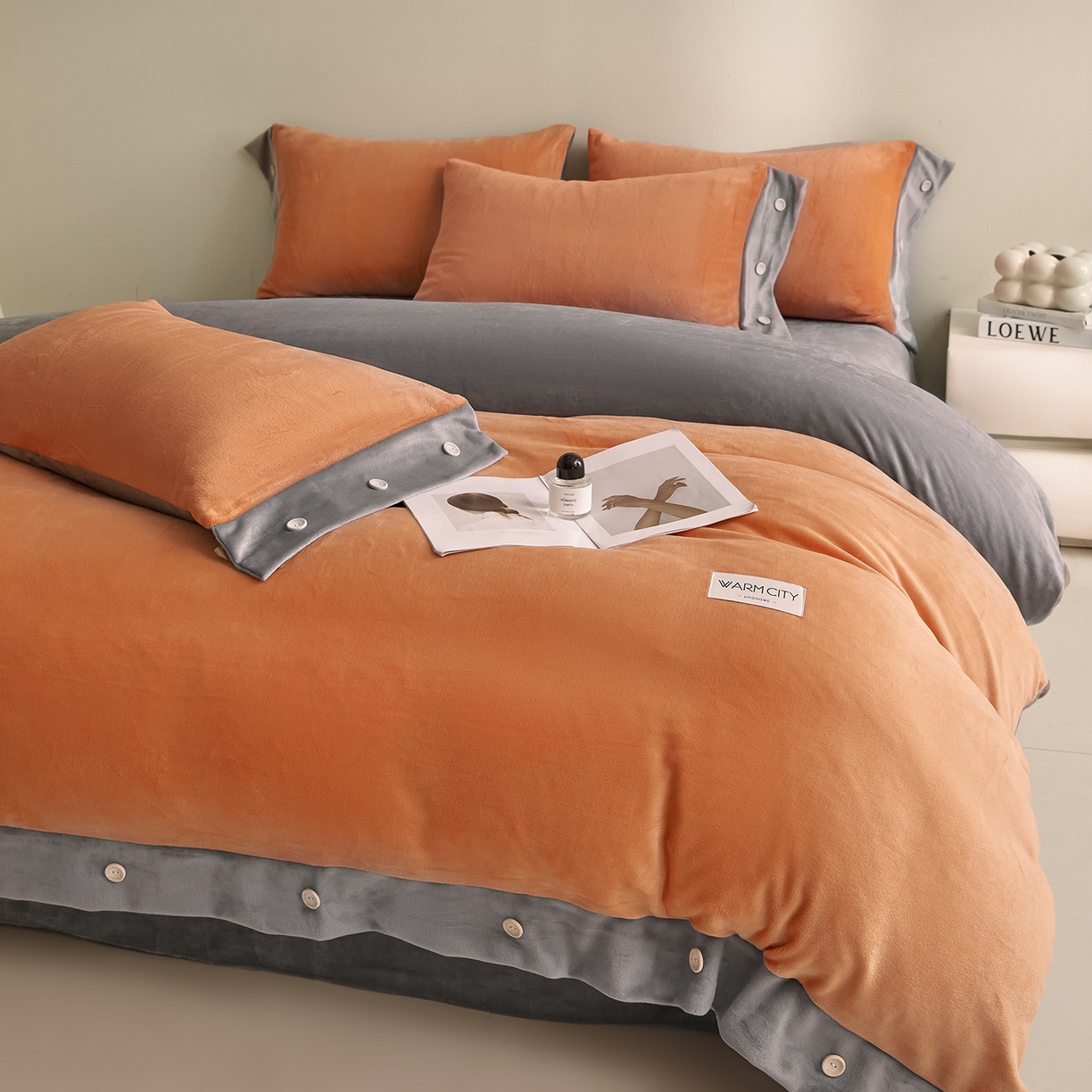 91家纺网 家纺一手货源 找家纺 绒城 2025秋冬新款撞色纽扣边牛奶绒四件套-纽扣 纽扣-桔色