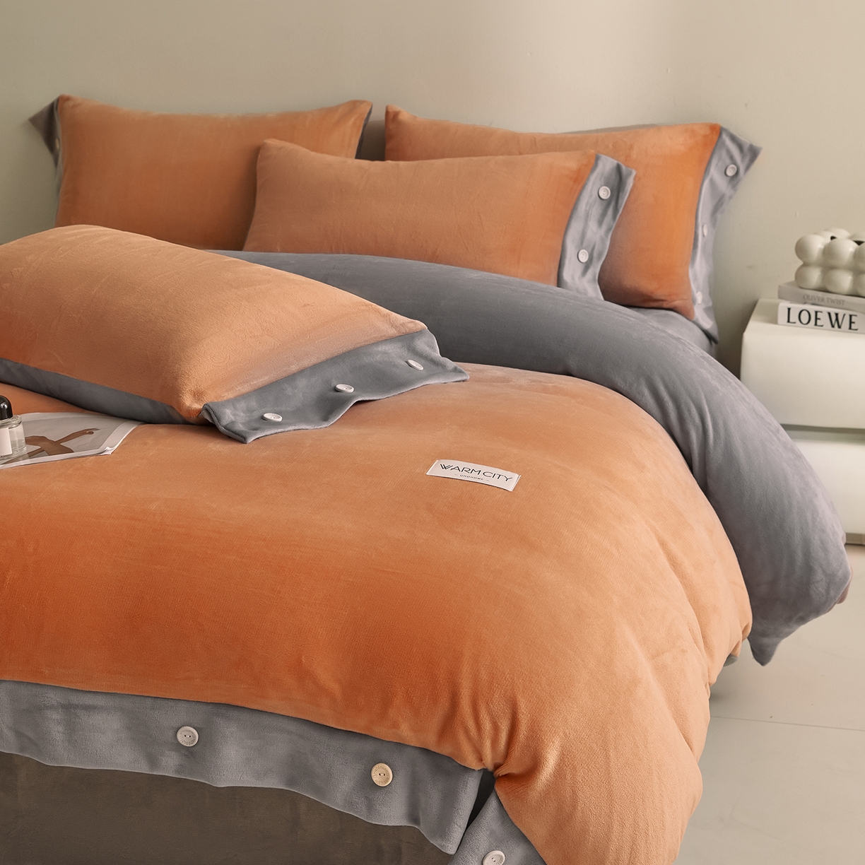 91家纺网 家纺一手货源 找家纺 绒城 2025秋冬新款撞色纽扣边牛奶绒四件套-纽扣 纽扣-桔色