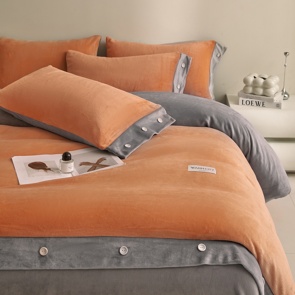 91家纺网 家纺一手货源 找家纺 绒城 2025秋冬新款撞色纽扣边牛奶绒四件套-纽扣 纽扣-桔色