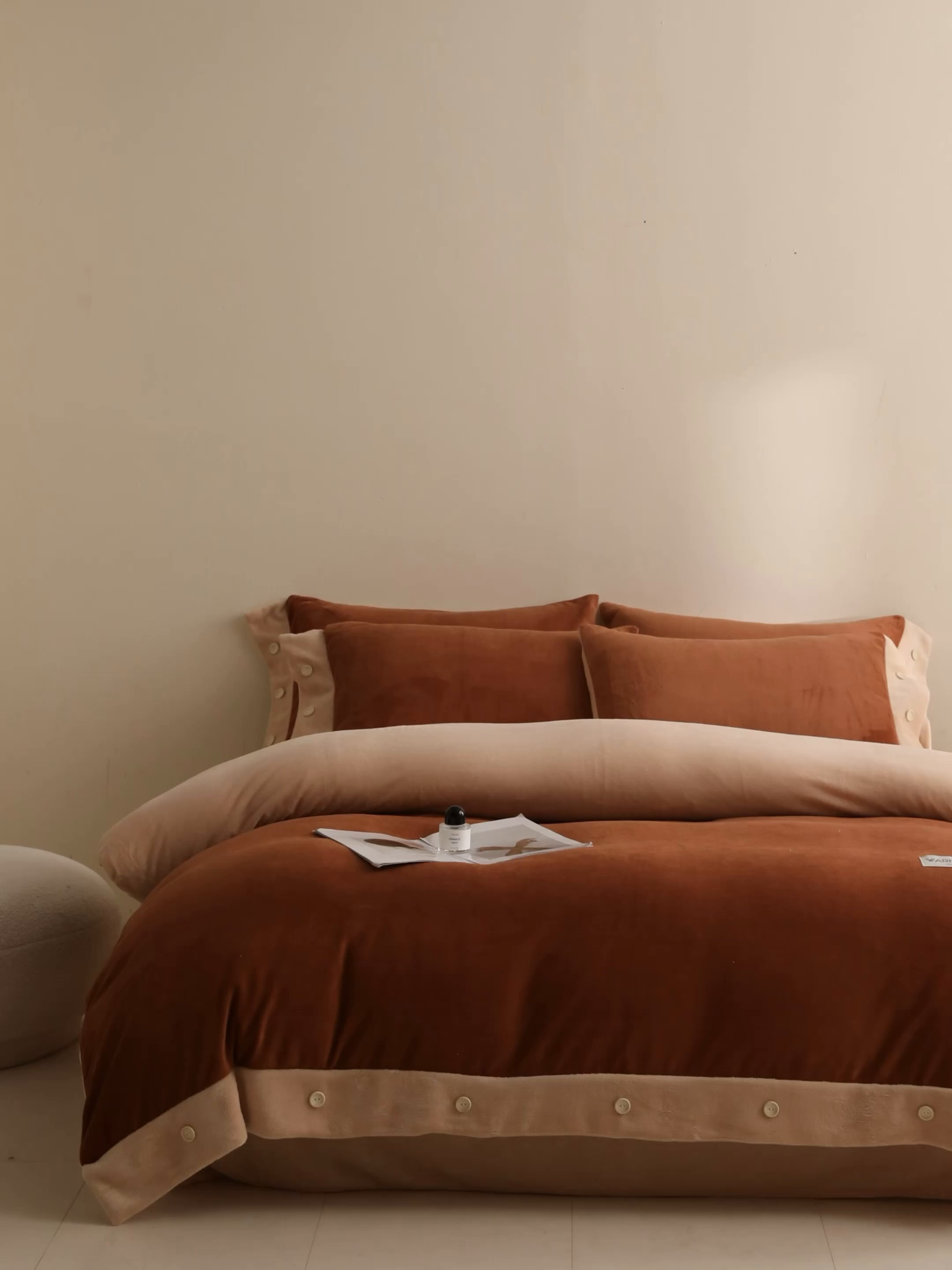 91家纺网 家纺一手货源 找家纺 绒城 2025秋冬新款撞色纽扣边牛奶绒四件套-纽扣 纽扣-唐茶色