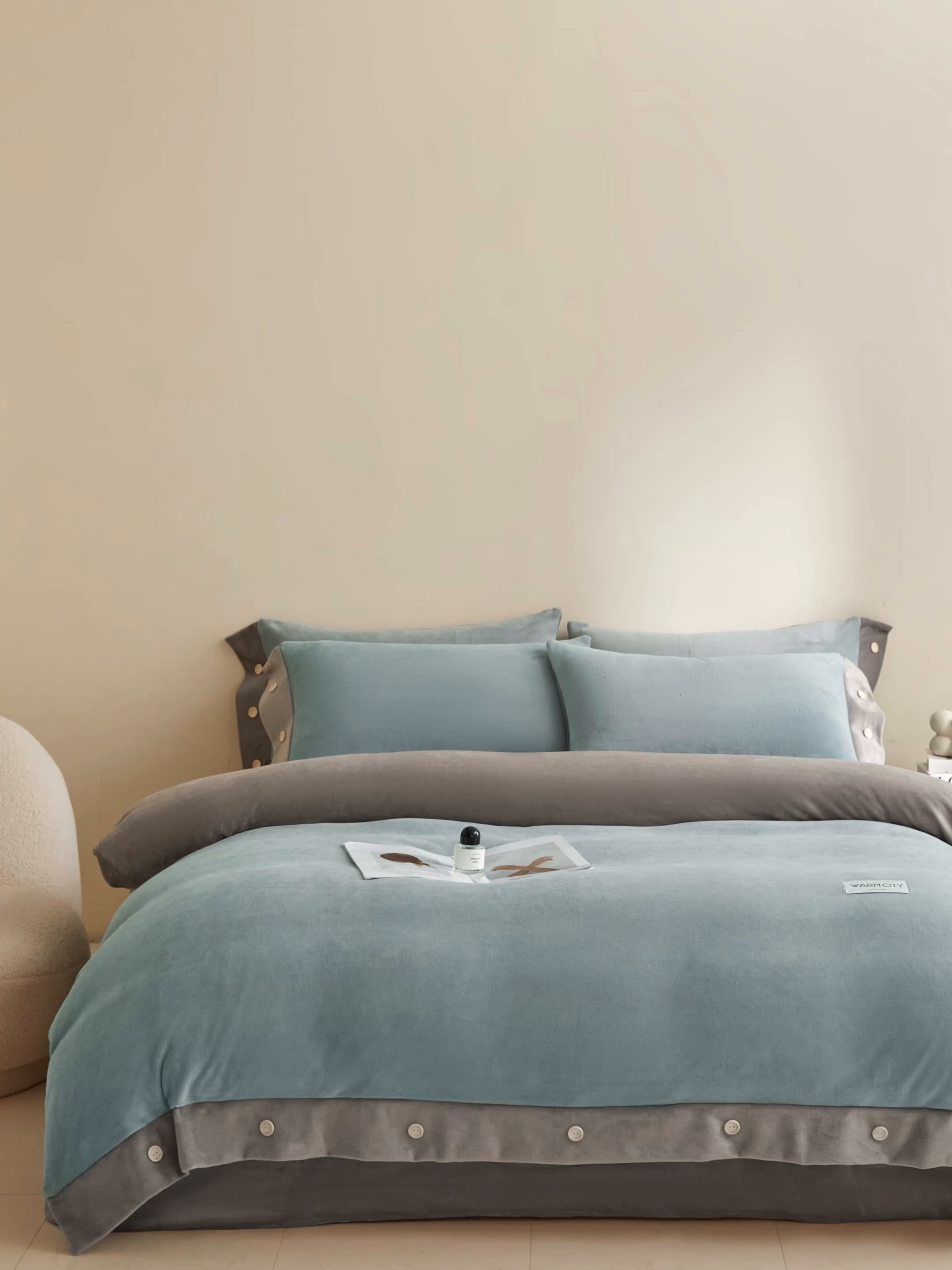 91家纺网 家纺一手货源 找家纺 绒城 2025秋冬新款撞色纽扣边牛奶绒四件套-纽扣 纽扣-浅灰兰