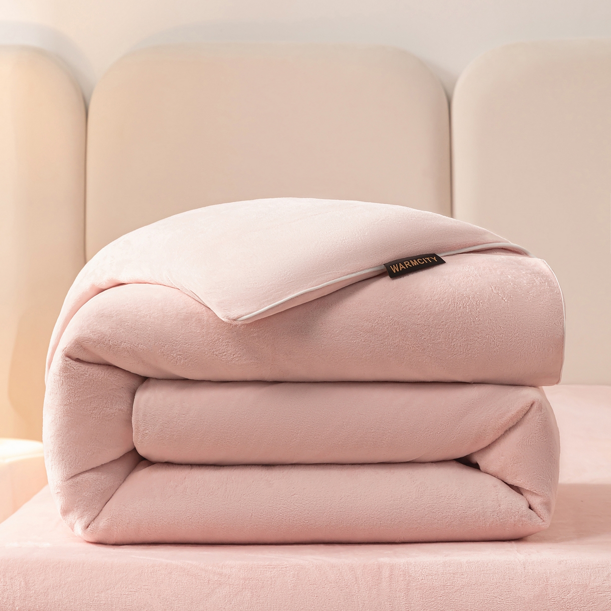 91家纺网 家纺一手货源 找家纺 （总）绒城 2025秋冬新款简约撞色边滚绳牛奶绒四件套-浅爱