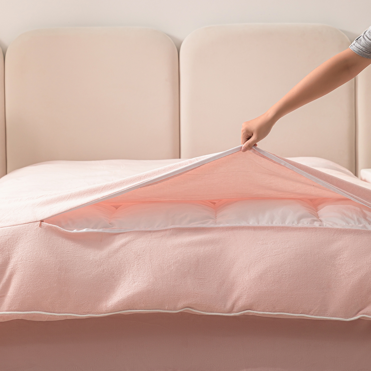 91家纺网 家纺一手货源 找家纺 绒城 2025秋冬新款简约撞色边滚绳牛奶绒四件套-浅爱 浅爱-悠粉