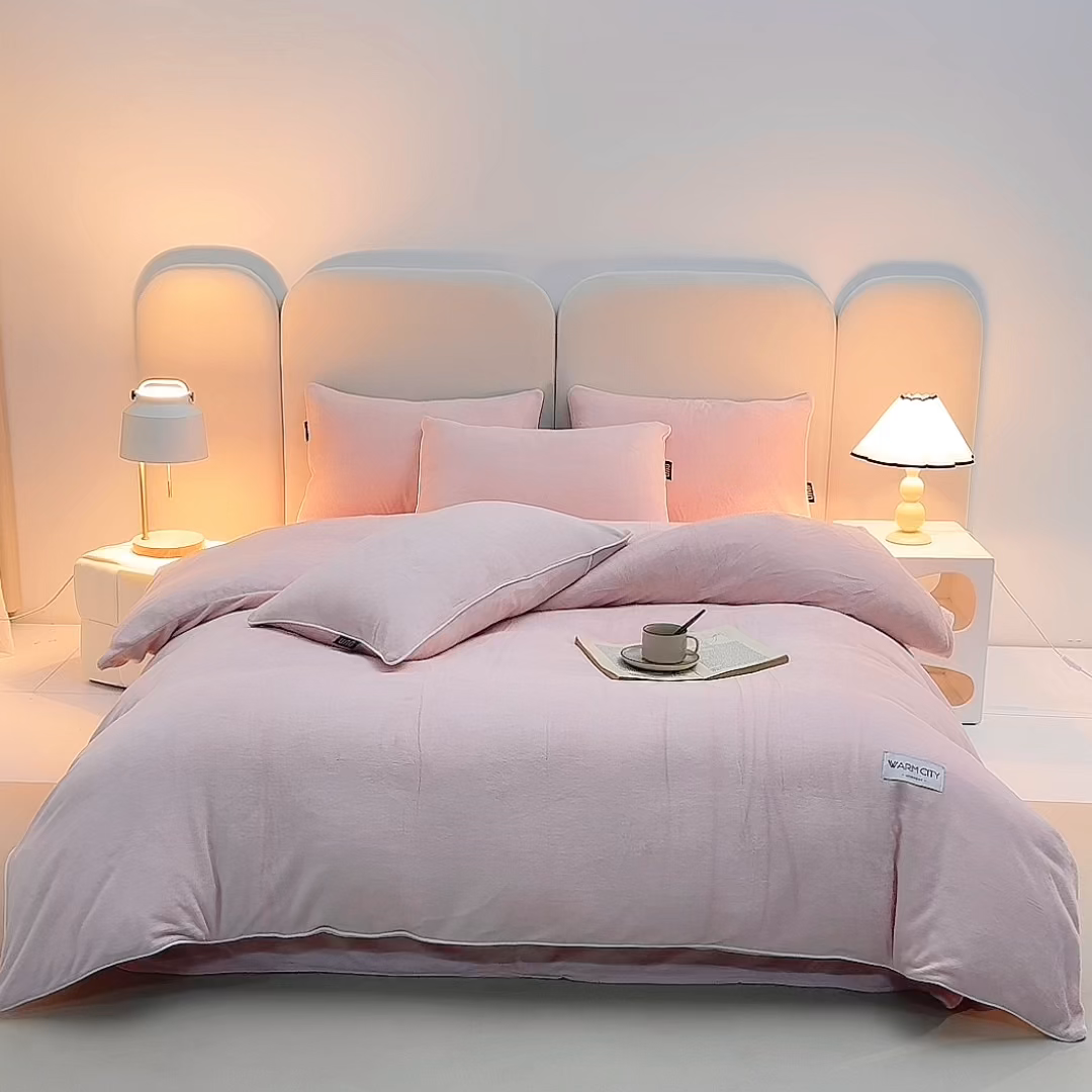 91家纺网 家纺一手货源 找家纺 绒城 2025秋冬新款简约撞色边滚绳牛奶绒四件套-浅爱 浅爱-悠粉