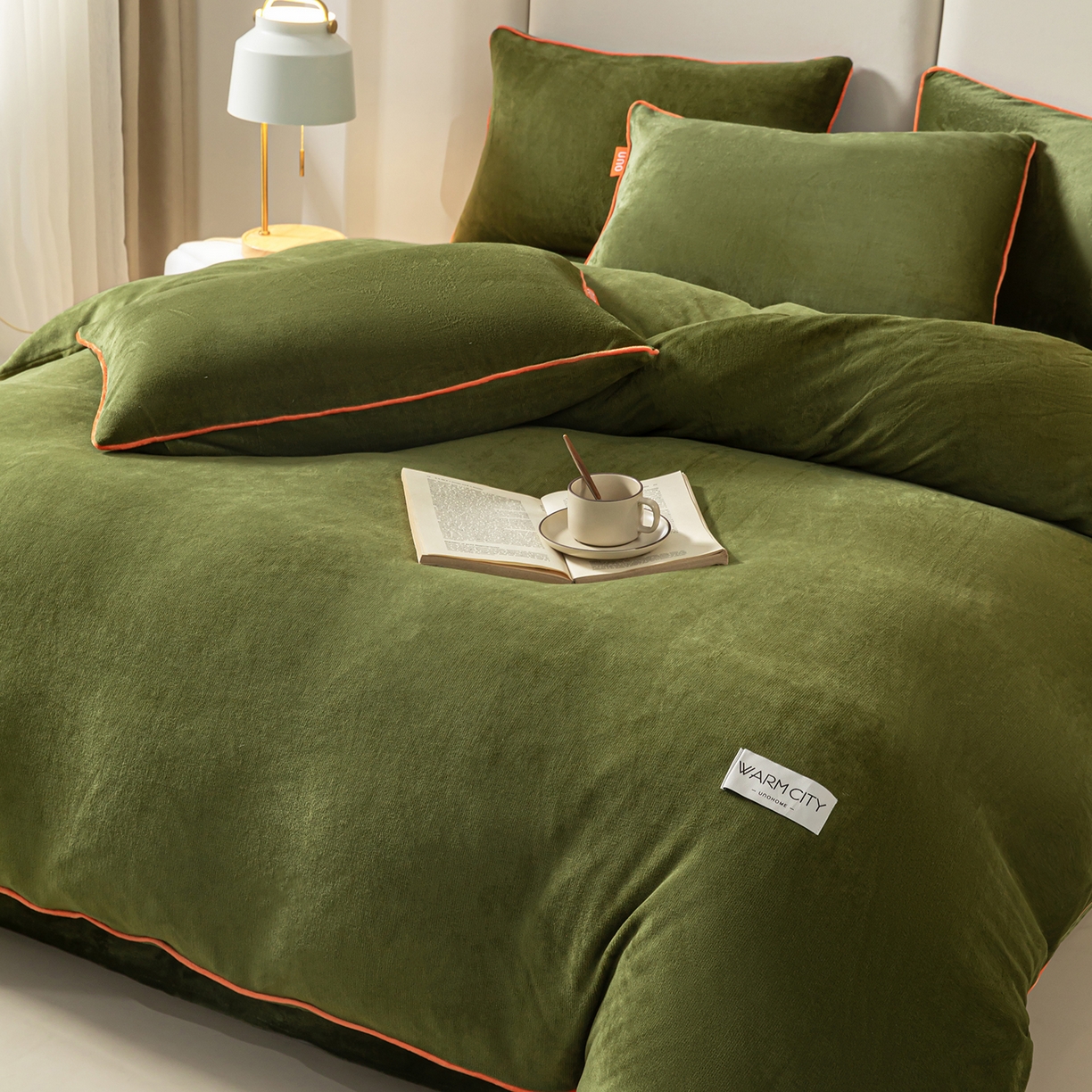 91家纺网 家纺一手货源 找家纺 绒城 2025秋冬新款简约撞色边滚绳牛奶绒四件套-浅爱 浅爱-橄榄绿