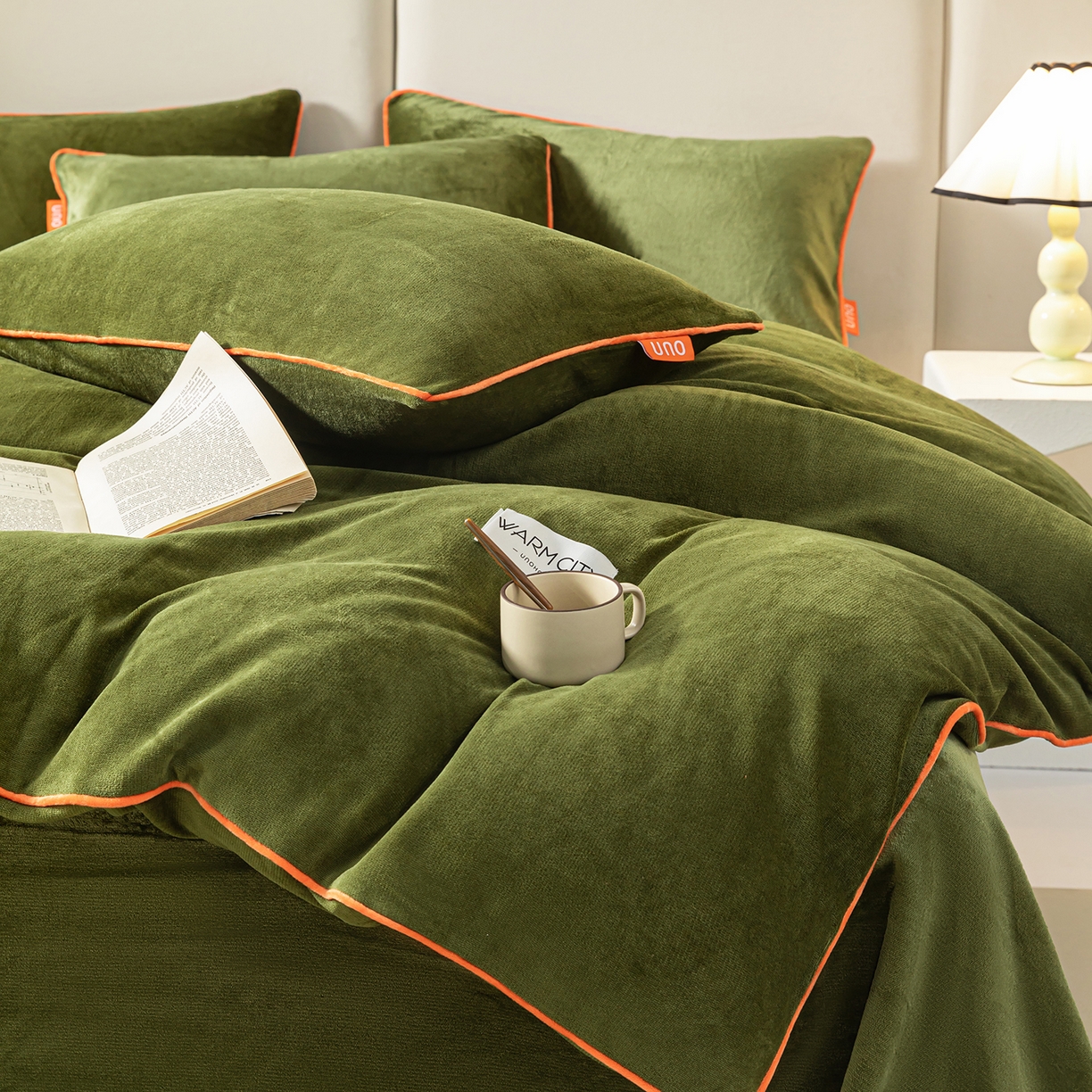 91家纺网 家纺一手货源 找家纺 绒城 2025秋冬新款简约撞色边滚绳牛奶绒四件套-浅爱 浅爱-橄榄绿