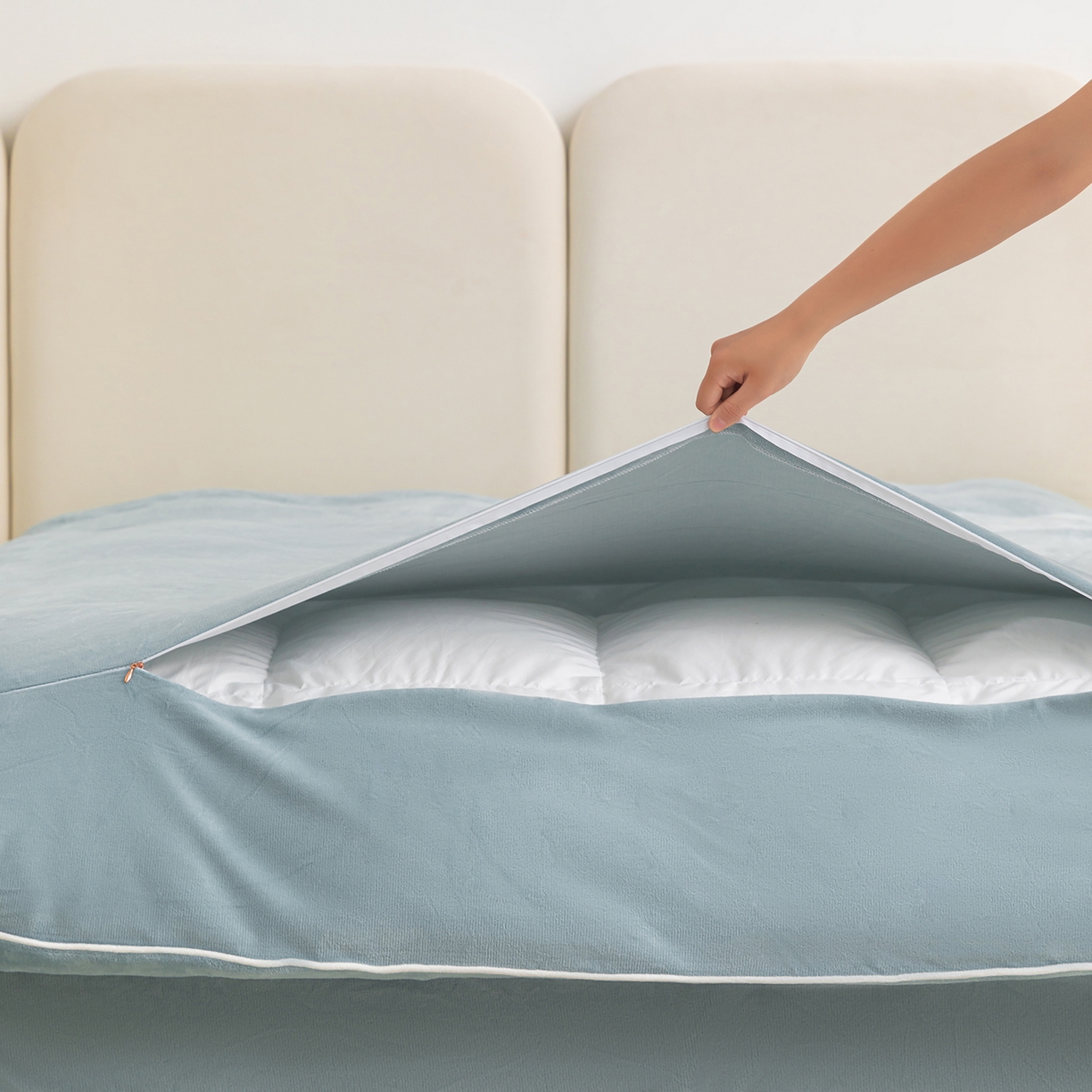 91家纺网 家纺一手货源 找家纺 绒城 2025秋冬新款简约撞色边滚绳牛奶绒四件套-浅爱 浅爱-浅灰兰