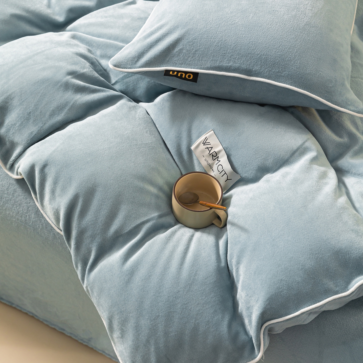 91家纺网 家纺一手货源 找家纺 绒城 2025秋冬新款简约撞色边滚绳牛奶绒四件套-浅爱 浅爱-浅灰兰