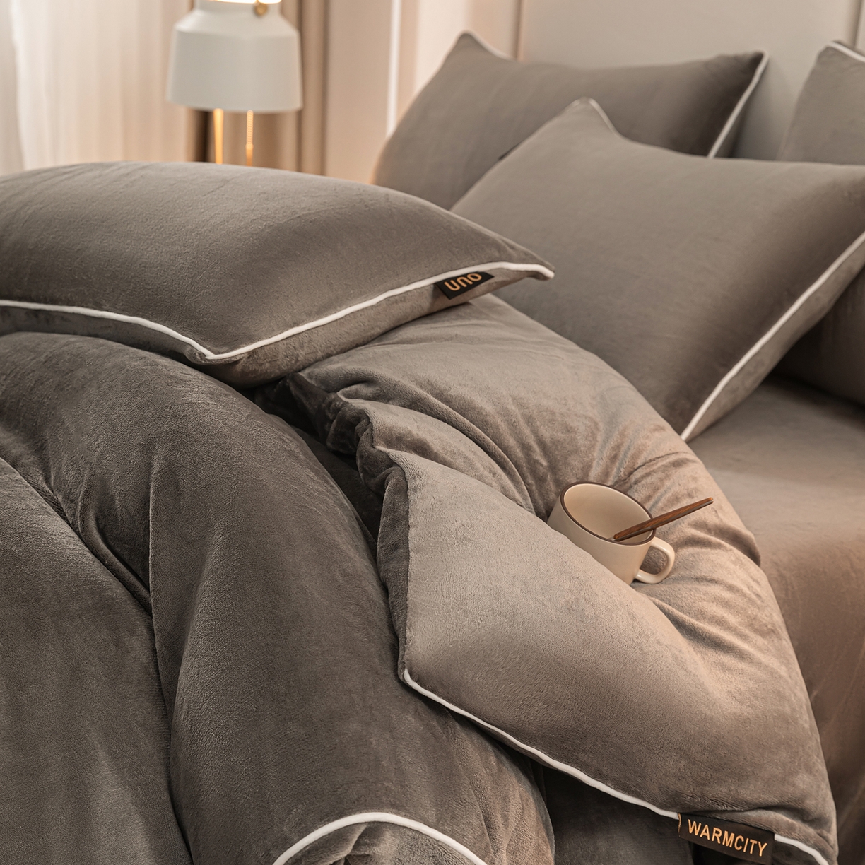 91家纺网 家纺一手货源 找家纺 绒城 2025秋冬新款简约撞色边滚绳牛奶绒四件套-浅爱 浅爱-深灰