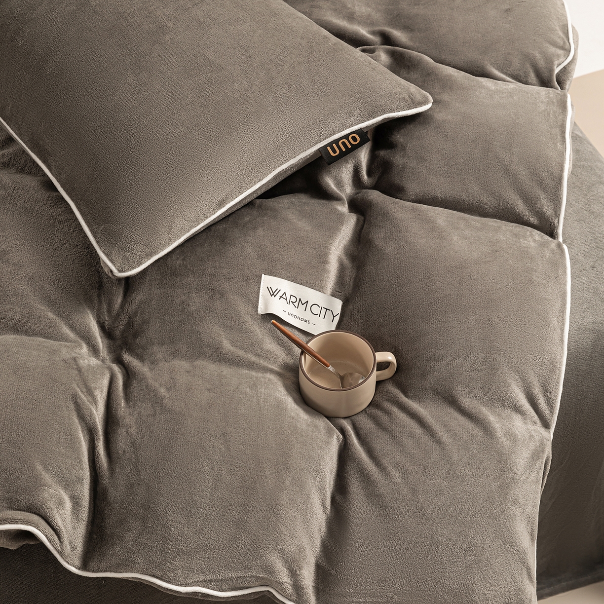 91家纺网 家纺一手货源 找家纺 绒城 2025秋冬新款简约撞色边滚绳牛奶绒四件套-浅爱 浅爱-深灰