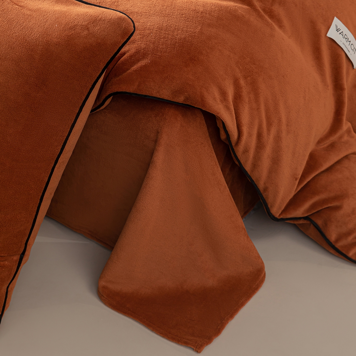 91家纺网 家纺一手货源 找家纺 绒城 2025秋冬新款简约撞色边滚绳牛奶绒四件套-浅爱 浅爱-唐茶