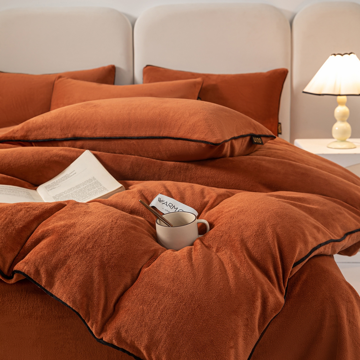 91家纺网 家纺一手货源 找家纺 绒城 2025秋冬新款简约撞色边滚绳牛奶绒四件套-浅爱 浅爱-唐茶