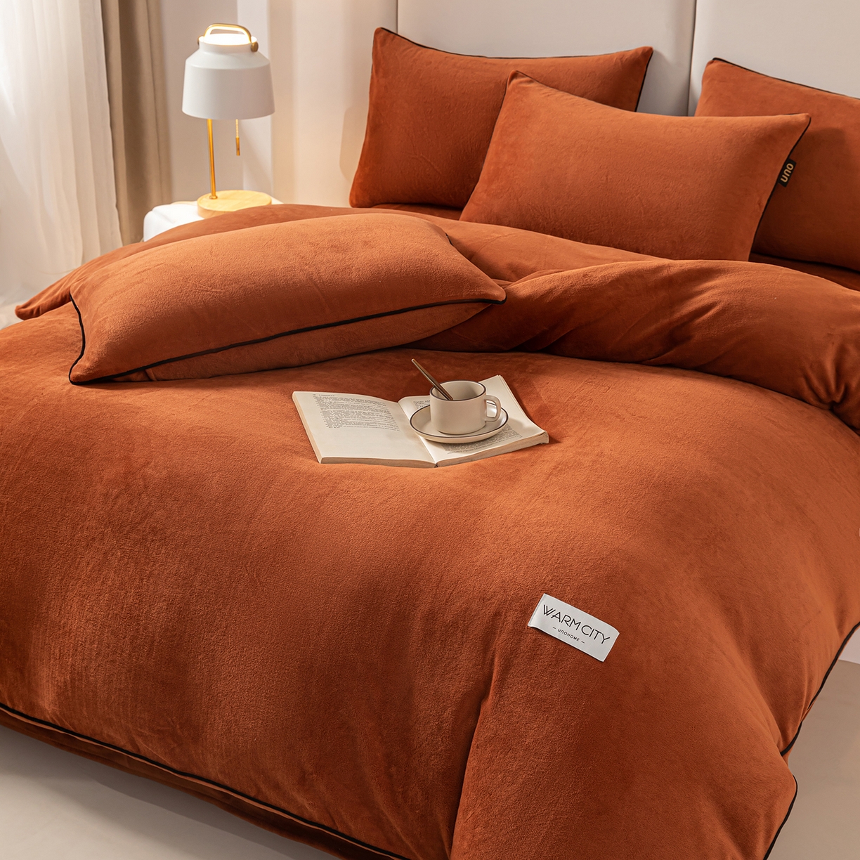 91家纺网 家纺一手货源 找家纺 绒城 2025秋冬新款简约撞色边滚绳牛奶绒四件套-浅爱 浅爱-唐茶