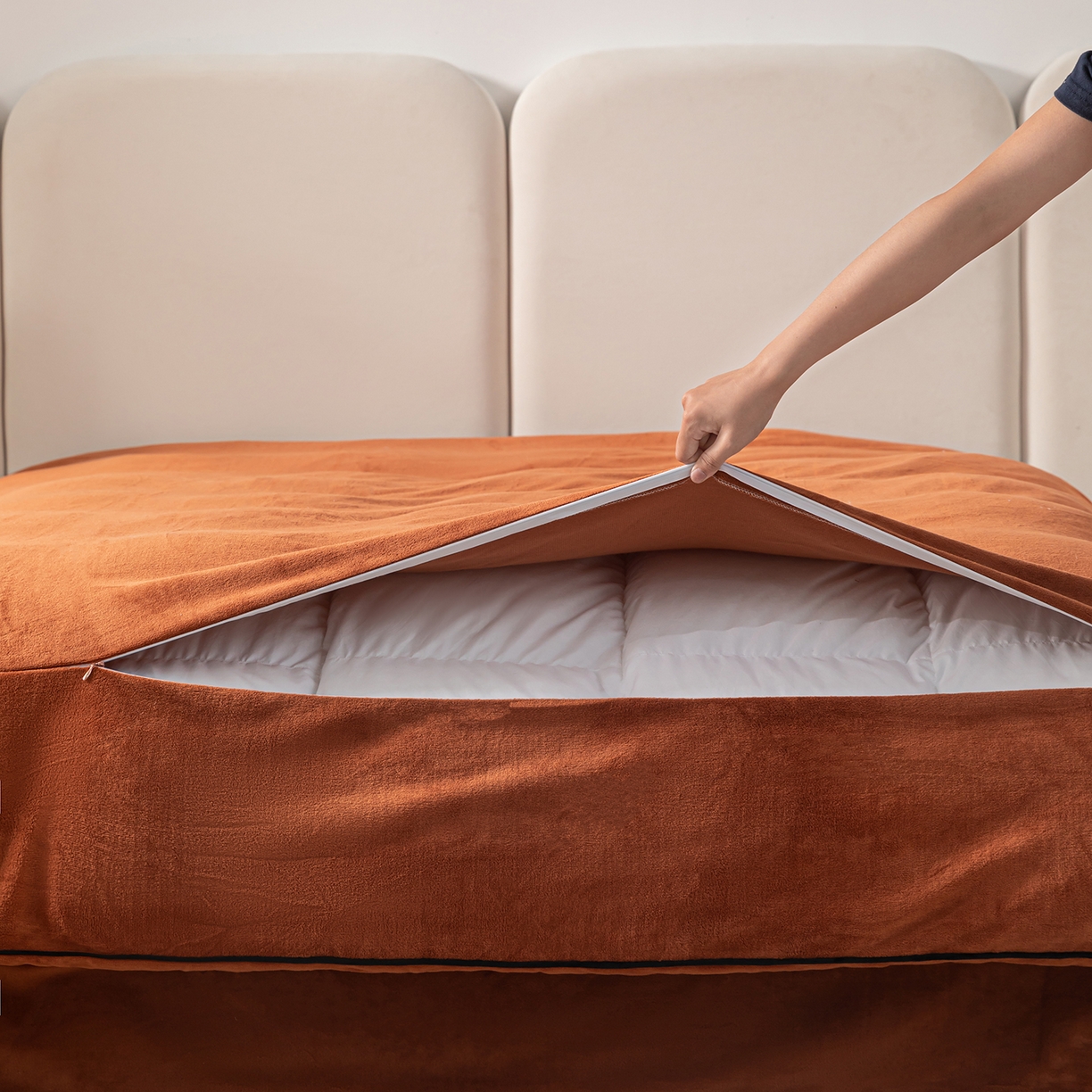 91家纺网 家纺一手货源 找家纺 绒城 2025秋冬新款简约撞色边滚绳牛奶绒四件套-浅爱 浅爱-唐茶