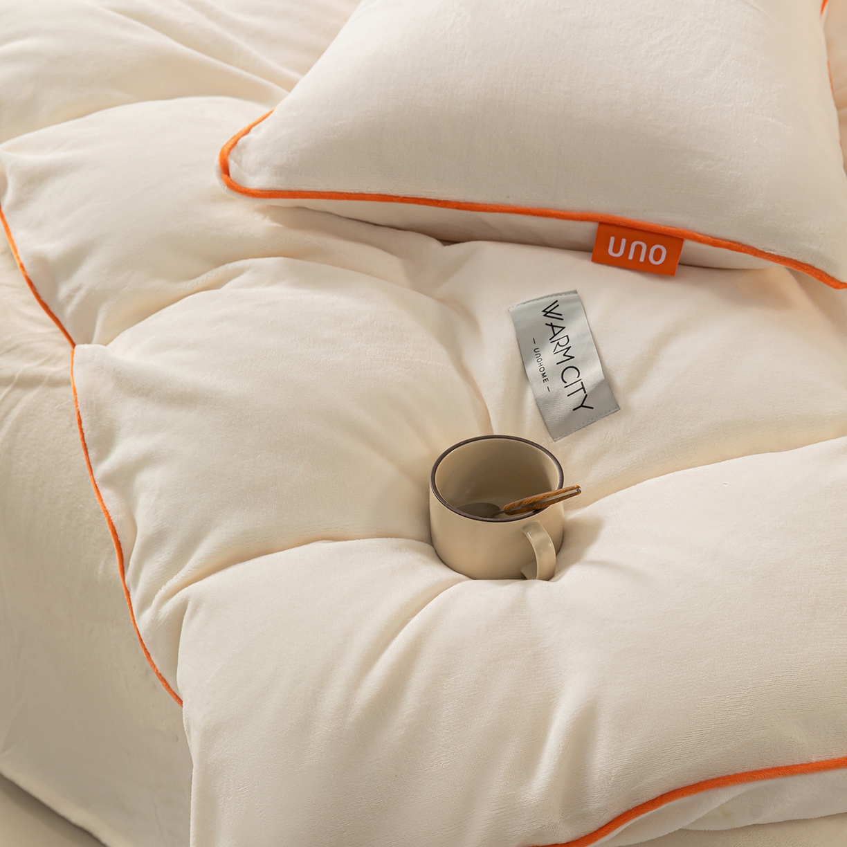 91家纺网 家纺一手货源 找家纺 绒城 2025秋冬新款简约撞色边滚绳牛奶绒四件套-浅爱 浅爱-象牙白