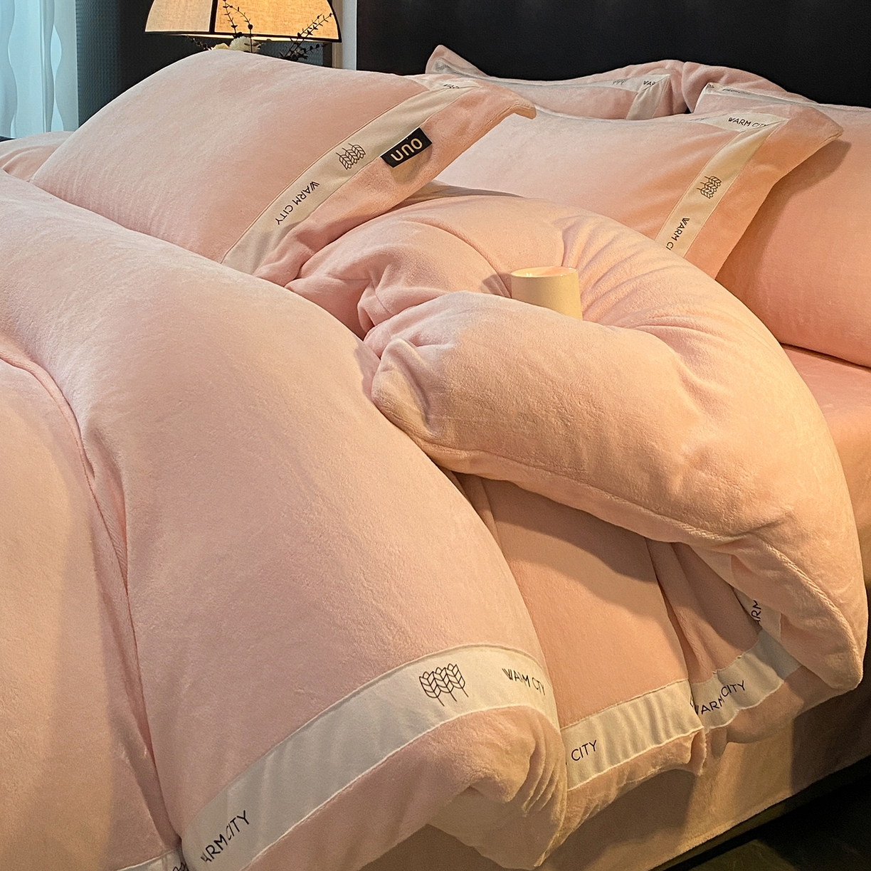 （总）绒城 2025新款简约织带款牛奶绒四件套-格调